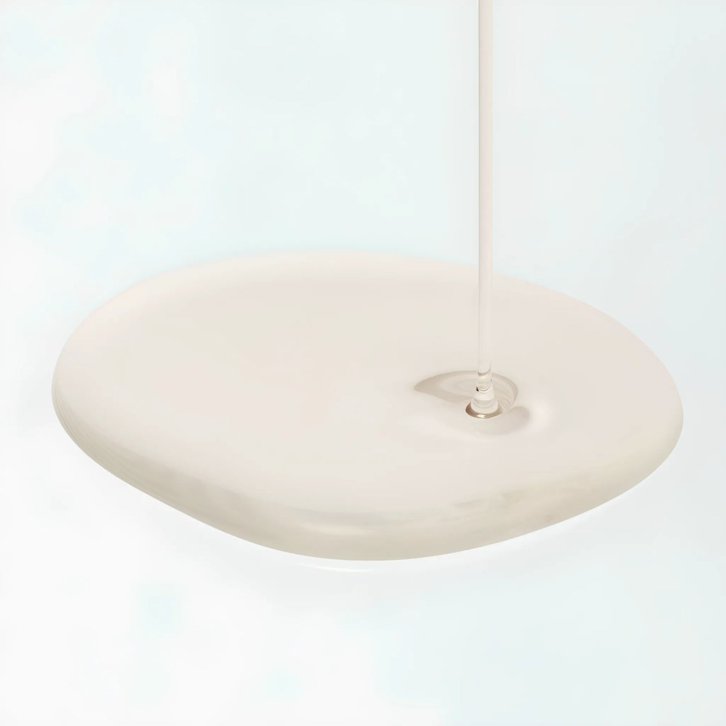 Beauty of Joseon Glow Replenishing Rice Milk 150ml, η κρεμώδης αλλά ανάλαφρη υφή φαίνεται καθαρά απλωμένη, αποκαλύπτοντας την ενυδατική και λειαντική της δράση.