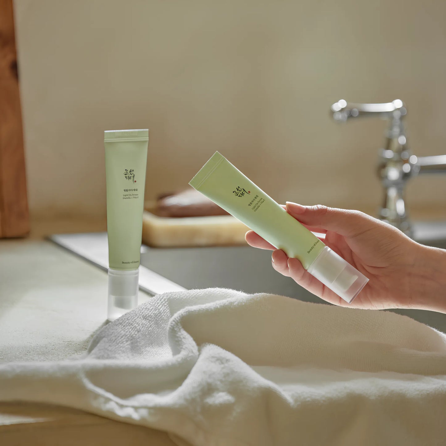 Beauty of Joseon Light on Serum: Centella + Vita C 30ml, με ελαφριά υφή και με τα ορατά ενεργά συστατικά Centella και Vita C να προσφέρουν φωτεινότητα στην επιδερμίδα.