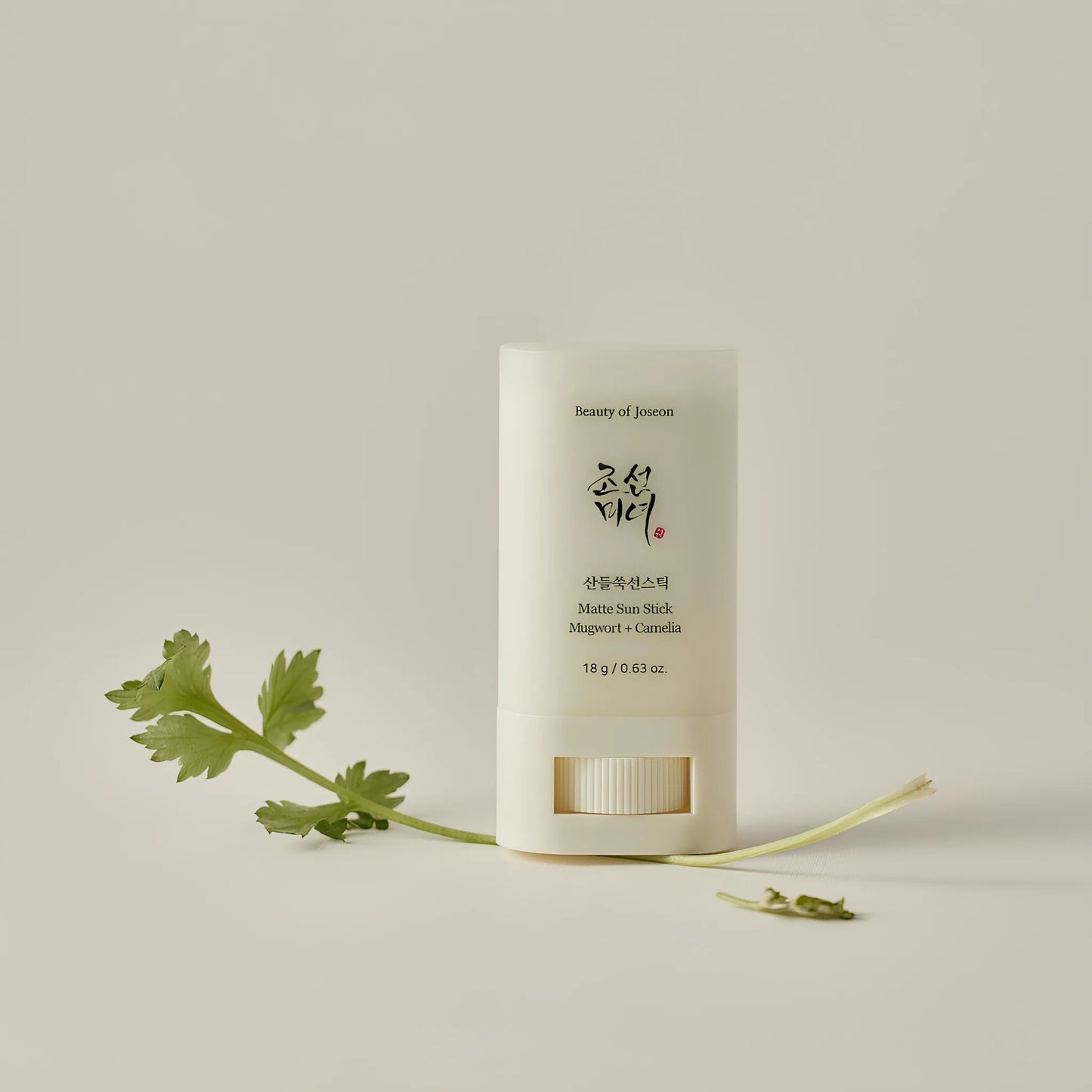 Beauty of Joseon Matte Sun Stick: Mugwort + Camellia 18g, με την ελαφριά και μη λιπαρή υφή του, είναι ιδανικό για γρήγορη εφαρμογή και προστασία από τον ήλιο.