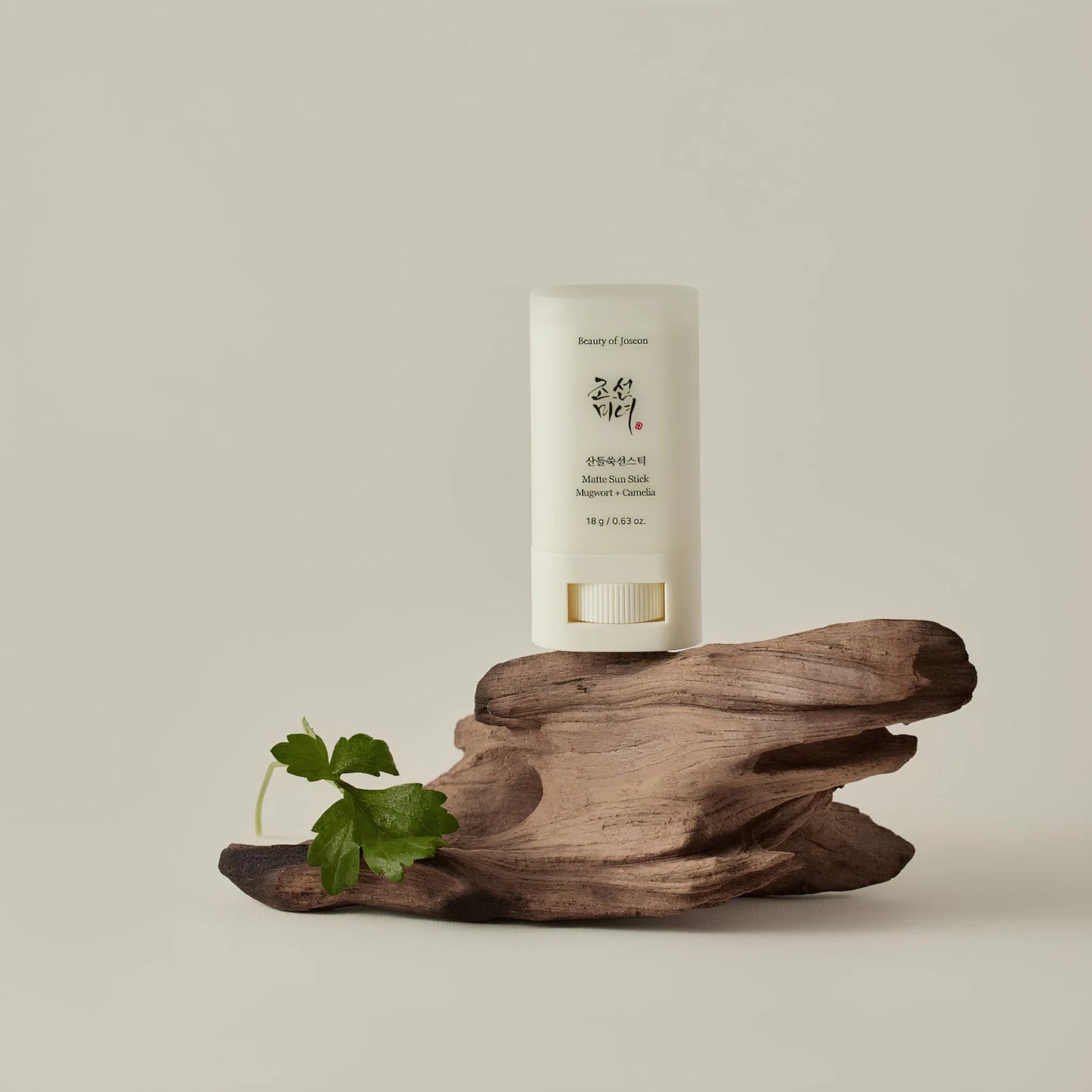 Beauty of Joseon Matte Sun Stick: Mugwort + Camellia 18g, με την ελαφριά και μη λιπαρή υφή του, είναι ιδανικό για γρήγορη εφαρμογή και προστασία από τον ήλιο.