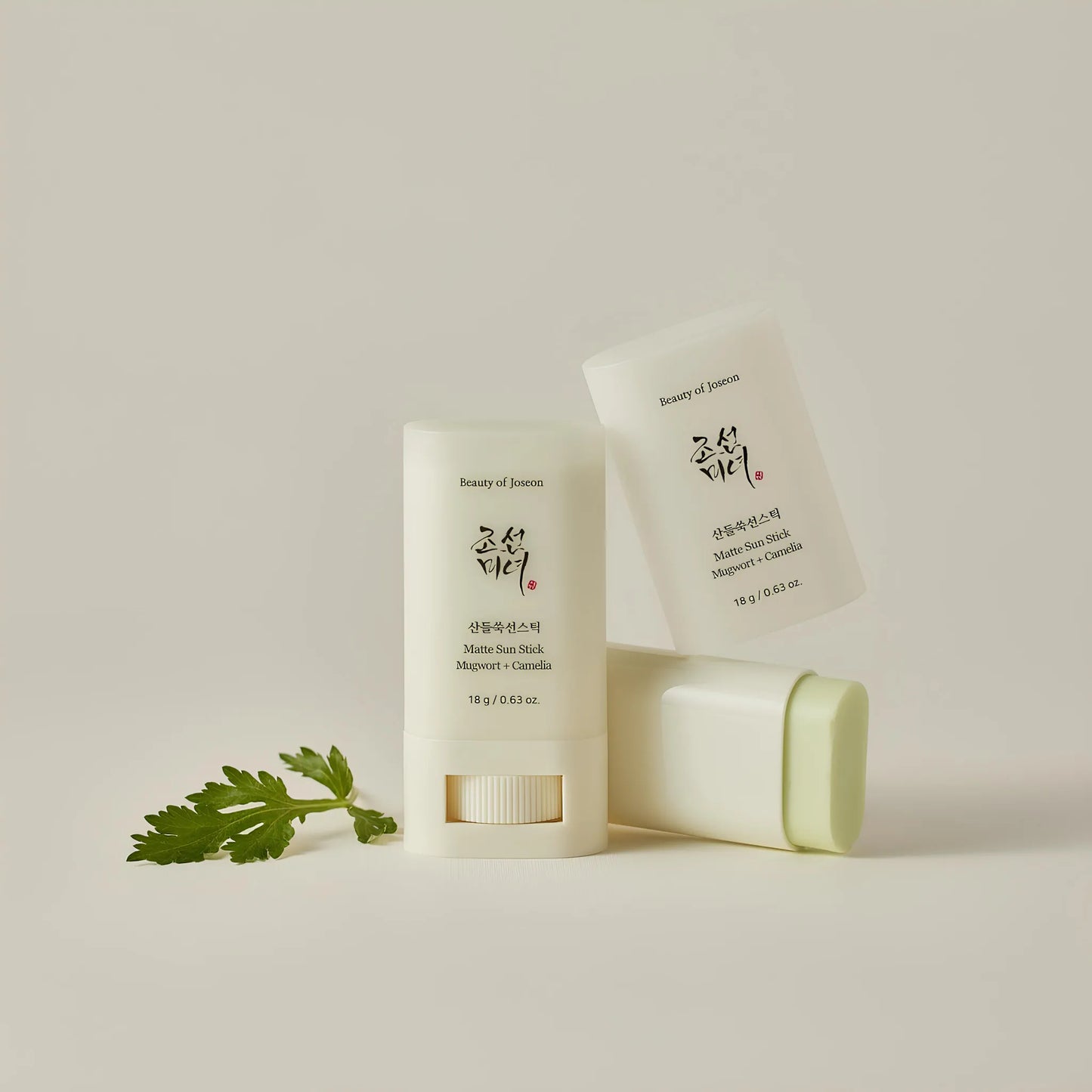 Beauty of Joseon Matte Sun Stick: Mugwort + Camellia 18g, με την απλή και ανάλαφρη υφή του, είναι εύκολο να απλωθεί και να προσφέρει ηλιοπροστασία.