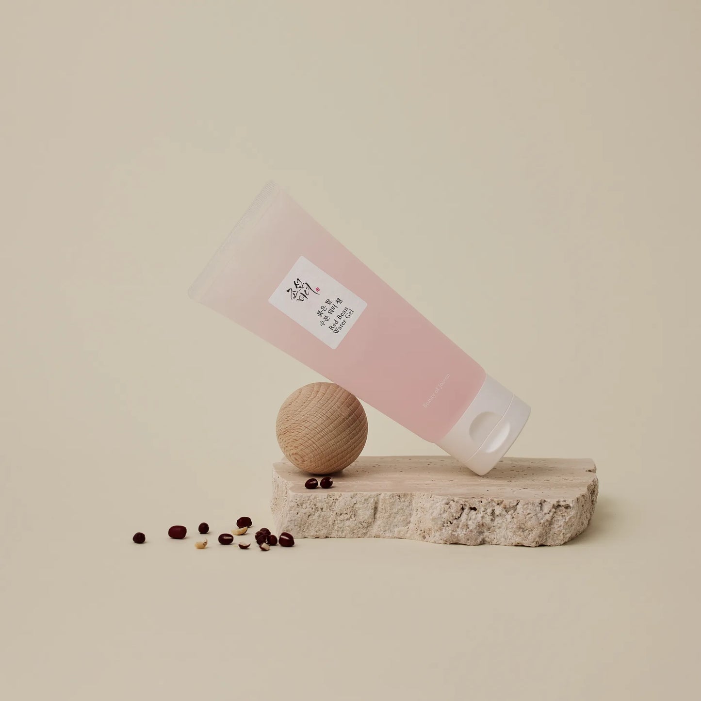 Beauty of Joseon Red Bean Gel πάνω σε καθαρό φόντο με κόκκινα φασόλια