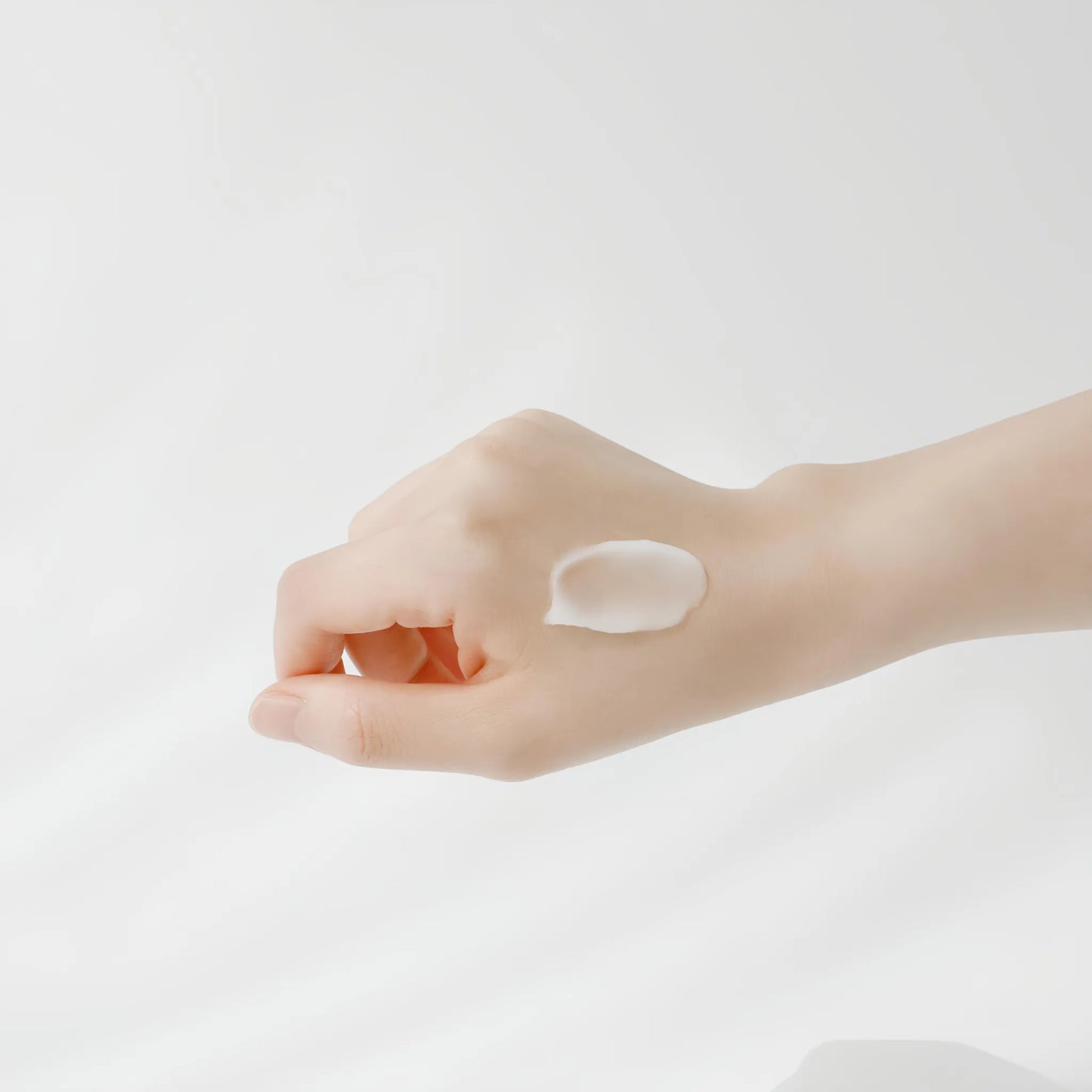 Beauty of Joseon Apricot Blossom Peeling Gel 100ml, η απαλή υφή του peeling gel φαίνεται καθαρά απλωμένη.