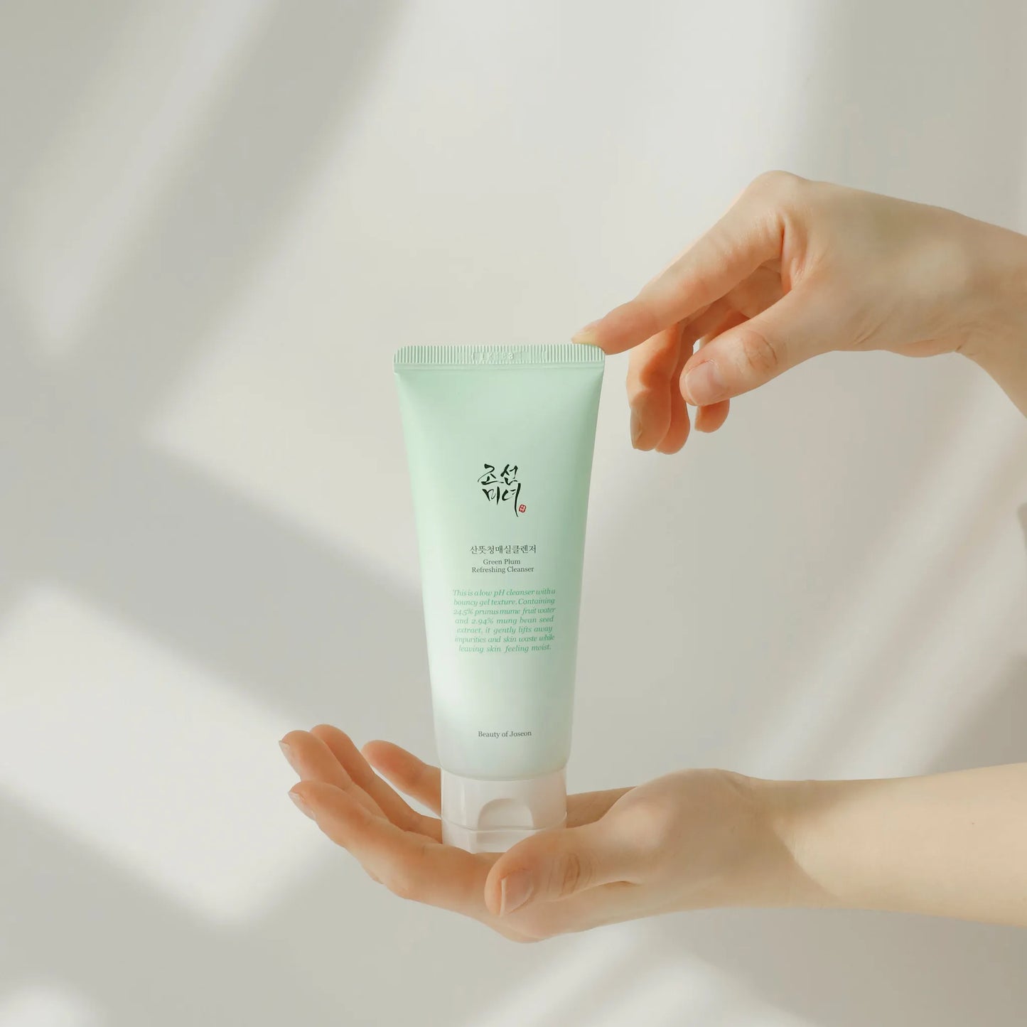 Beauty of Joseon Green Plum Refreshing Cleanser 100ml, ενα καθαριστικό προσώπου που αναζωογονεί την επιδερμίδα.