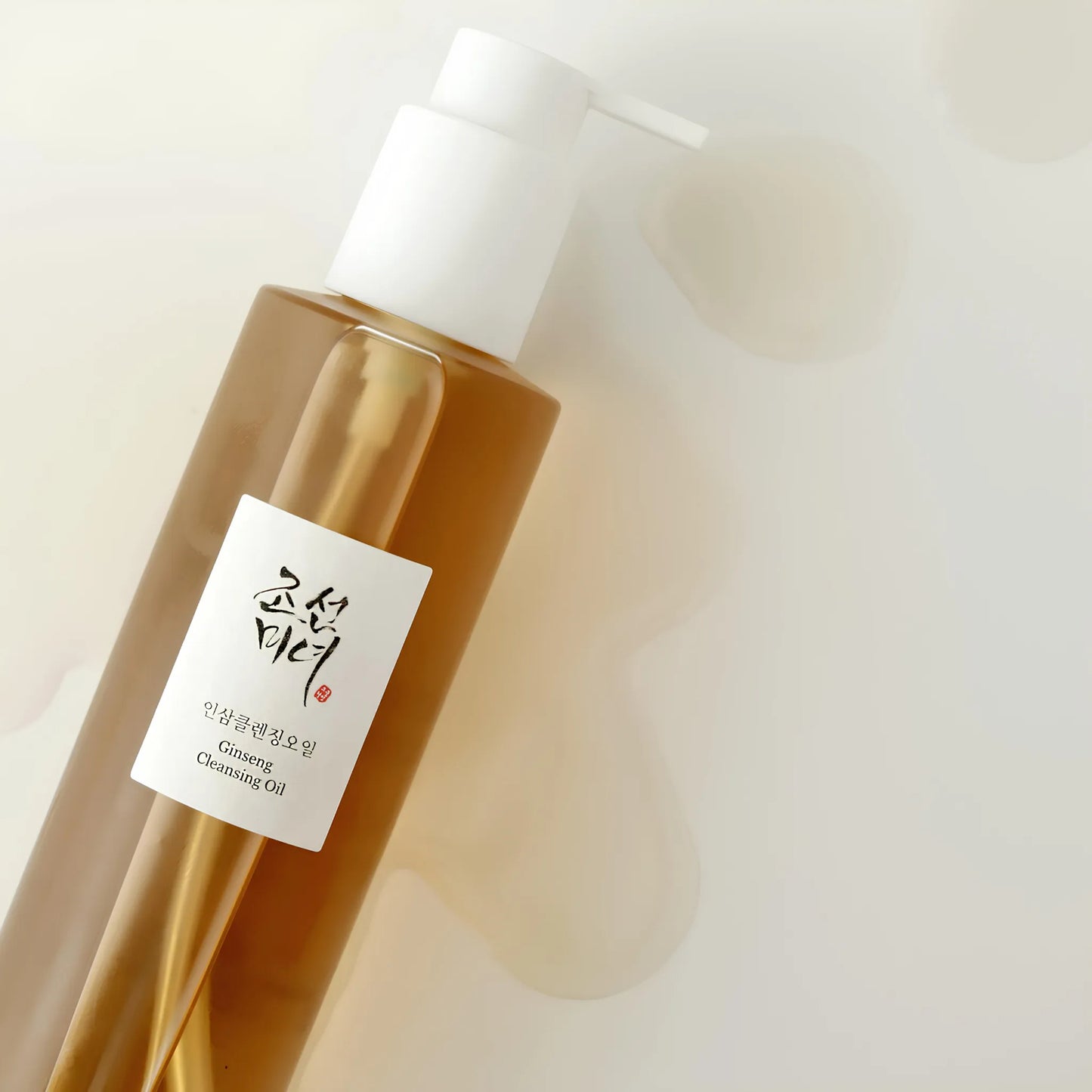 Beauty of Joseon Ginseng Cleansing Oil 210ml, η πλούσια υφή του προσφέρει αποτελεσματικό και ήπιο καθαρισμό της επιδερμίδας.