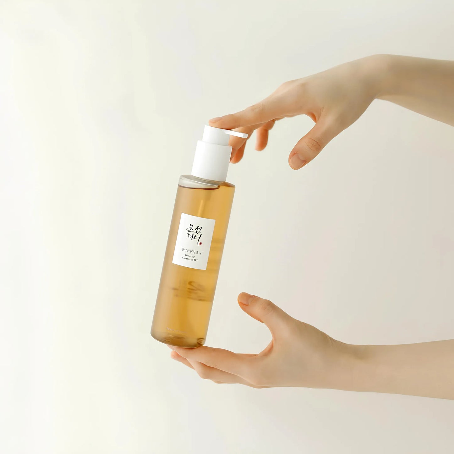 Beauty of Joseon Ginseng Cleansing Oil 210ml, η πλούσια υφή του προσφέρει αποτελεσματικό και ήπιο καθαρισμό της επιδερμίδας.