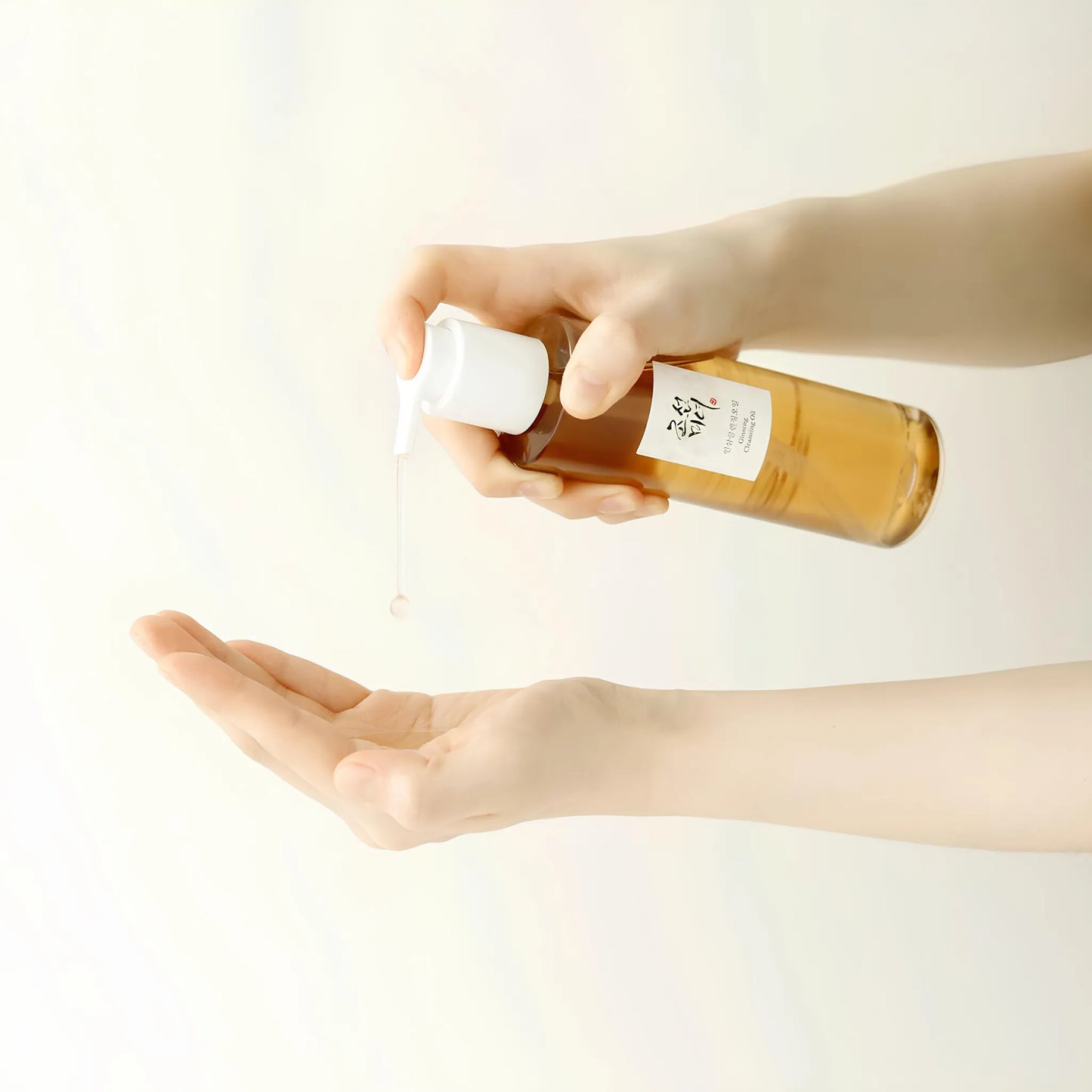 Beauty of Joseon Ginseng Cleansing Oil 210ml, φαίνεται το διαφανές λάδι, που περιέχει εκχυλίσματα ginseng για τον αποτελεσματικό καθαρισμό και την αναζωογόνηση της επιδερμίδας.