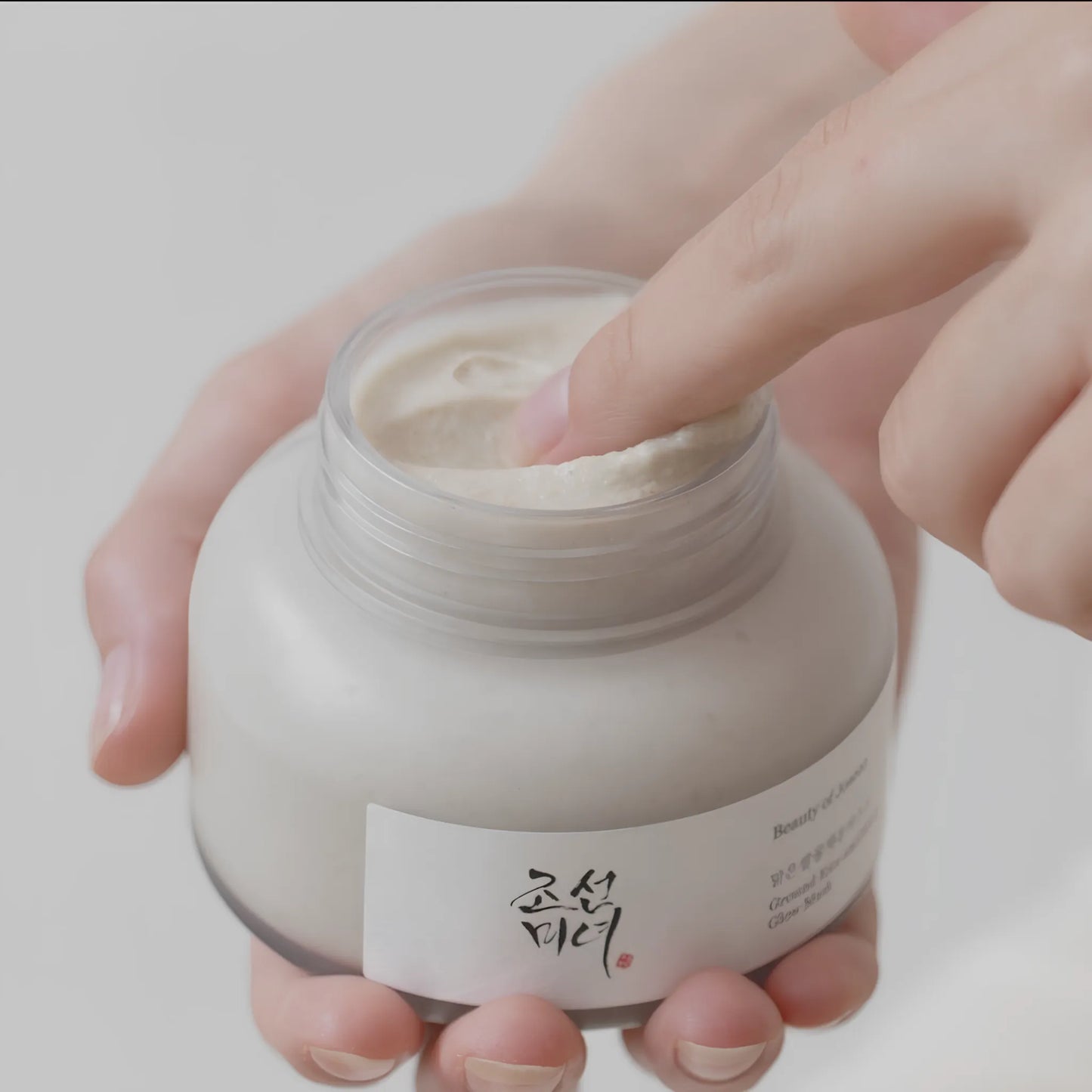 Ground Rice and Honey Glow Mask 150ml, κρεμώδη υφή να απλώνεται εύκολα, το ρύζι και το μέλι προσφέρουν απαλή απολέπιση και ενυδάτωση.