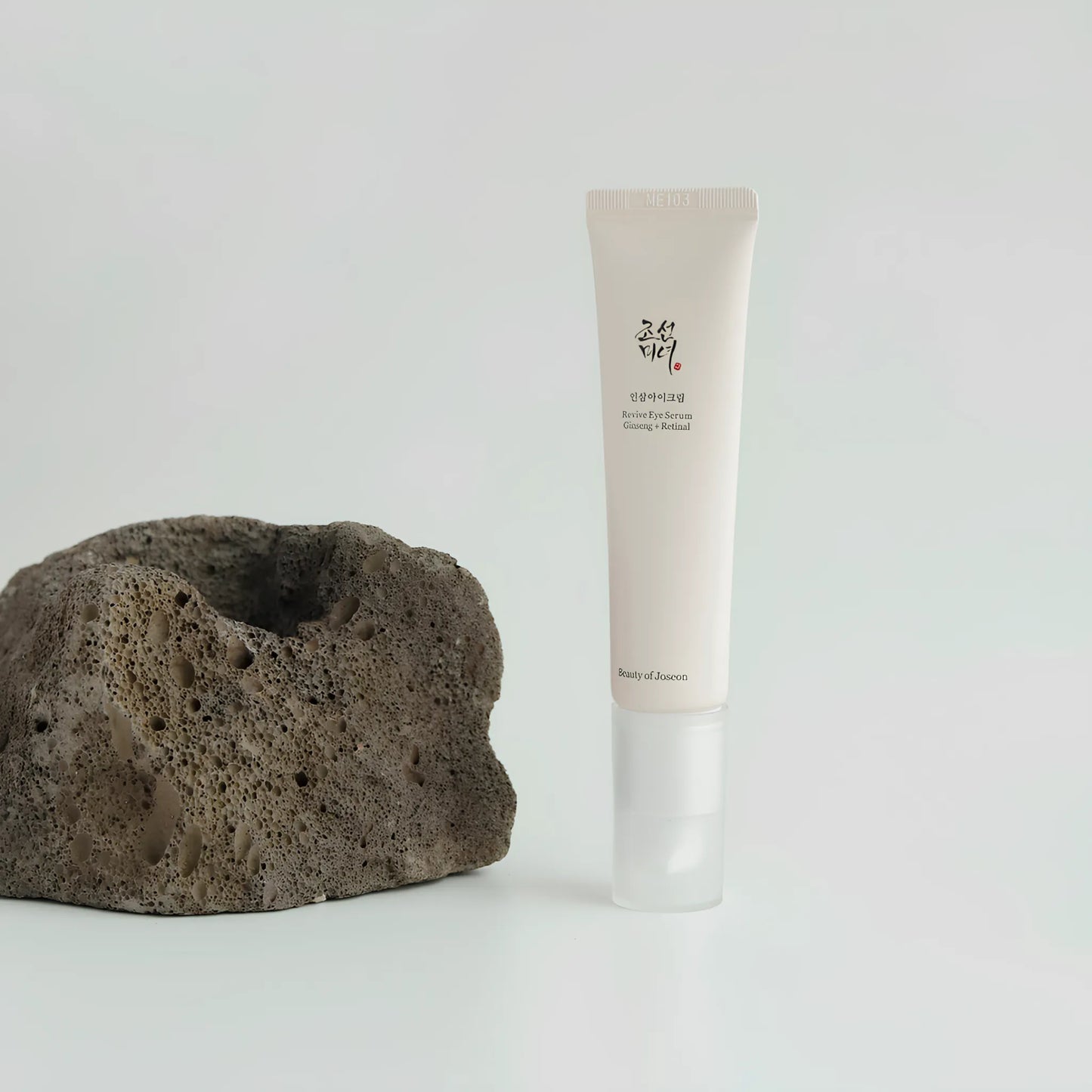 Beauty of Joseon Revive Eye Serum: Ginseng + Retinal 30ml, με απαλή και αναζωογονητική υφή, μειώνει το πρήξιμο και τις λεπτές γραμμές στην περιοχή των ματιών.