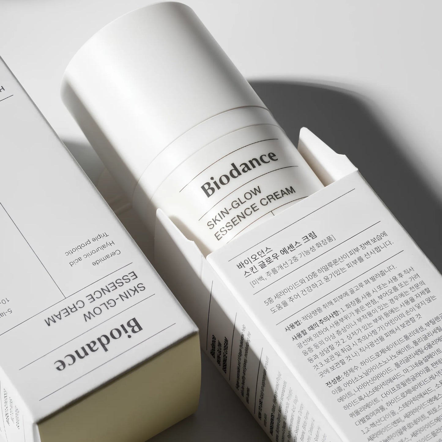 Biodance Skin-Glow Essence Cream 50ml, προσφέρει ενυδάτωση και φωτεινότητα, αφήνοντας την επιδερμίδα απαλή και λαμπερή.