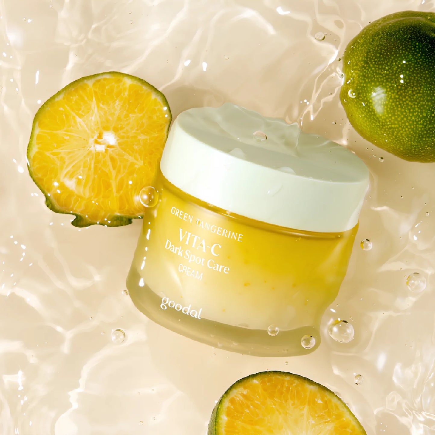 Goodal Green Tangerine Vita C Dark Spot Care Cream 50ml, με το προϊόν να φαίνεται καθαρά, καταπολεμά τα σημάδια γήρανσης και ενισχύει τη λάμψη.