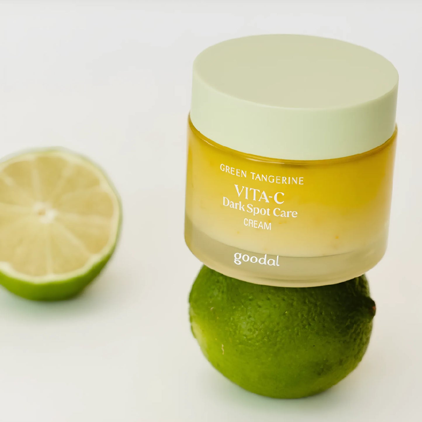 Goodal Green Tangerine Vita C Dark Spot Care Cream 50ml, με την ενυδατική της δράση να ξεχωρίζει, αφήνει την επιδερμίδα ανανεωμένη και φωτεινή.