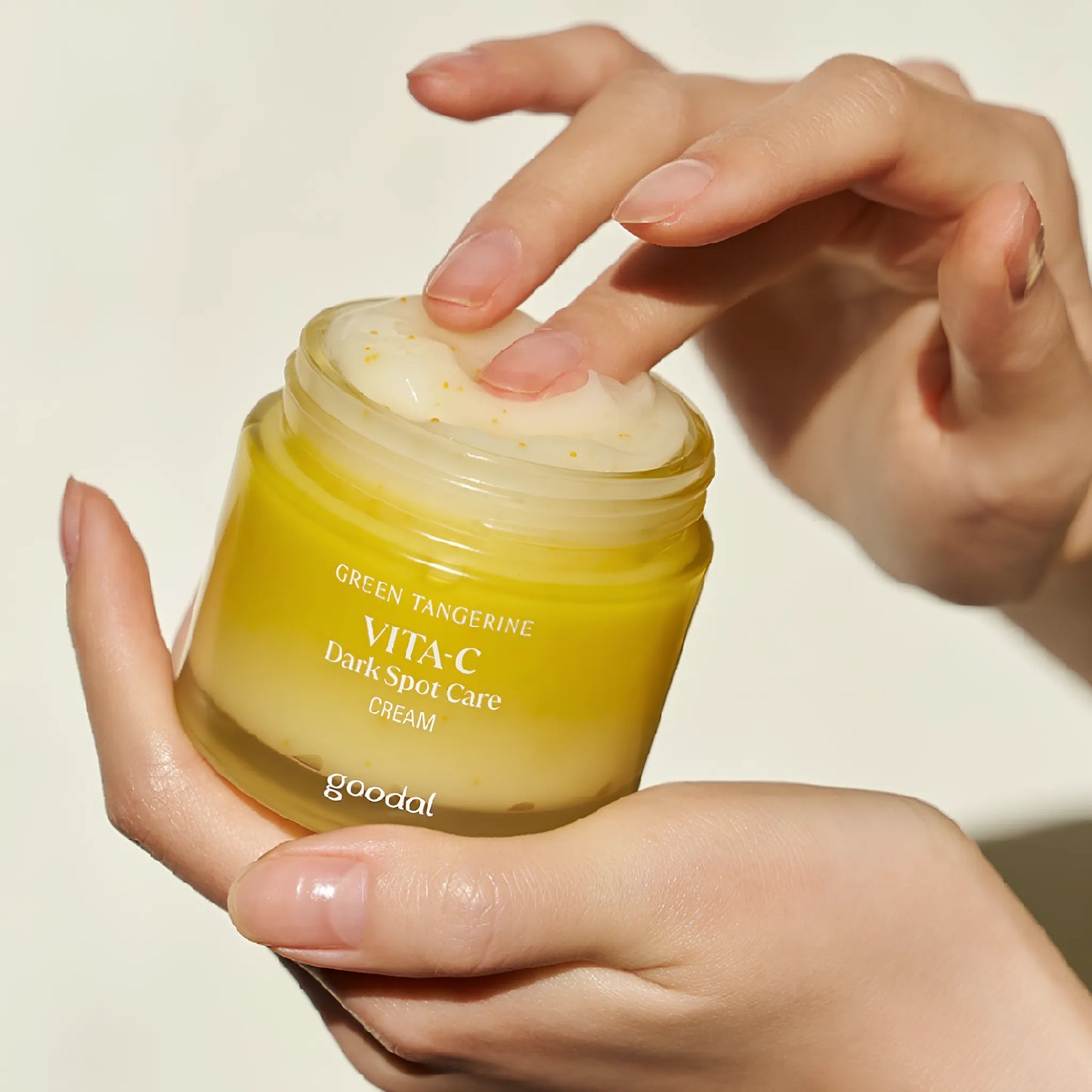 Goodal Green Tangerine Vita C Dark Spot Care Cream 50ml, με την ελαφριά υφή της κρέμας να είναι ορατή, προσφέρει φωτεινότητα και ομοιόμορφο τόνο στην επιδερμίδα.