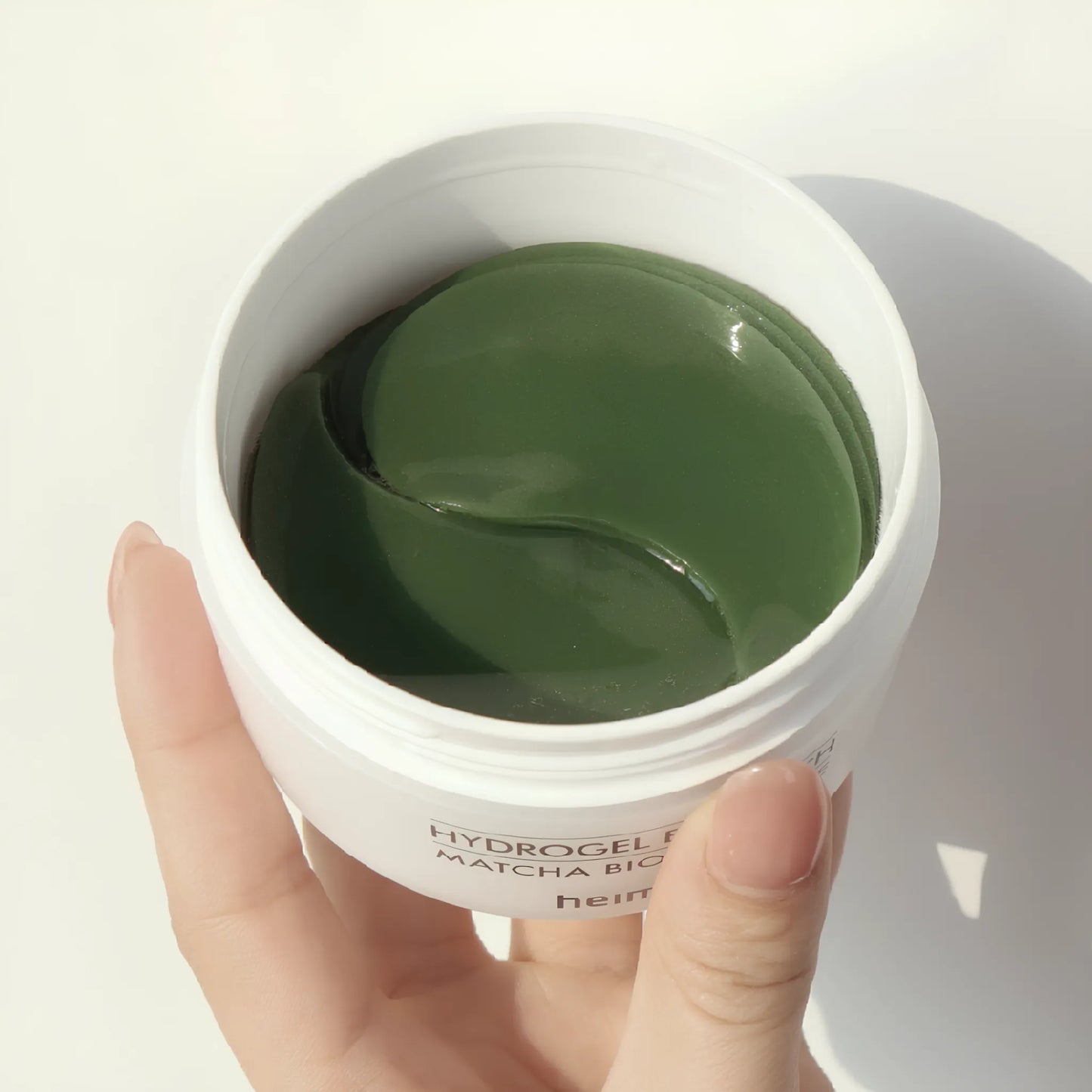 Heimish Matcha Biome Hydrogel Eye Patch (60ea), με τα υδρογέλη να είναι ορατά, βοηθά στην ενυδάτωση και αποκατάσταση της φρεσκάδας γύρω από τα μάτια.