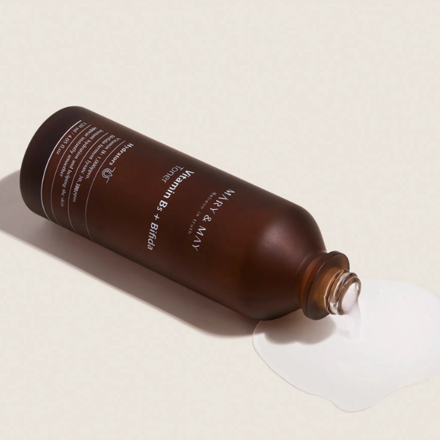 Mary&May Vitamin B5 + Bifida Toner 120ml, με την ελαφριά υφή του τονωτικού να διακρίνεται, αναζωογονεί και ενισχύει τη φυσική άμυνα της επιδερμίδας.