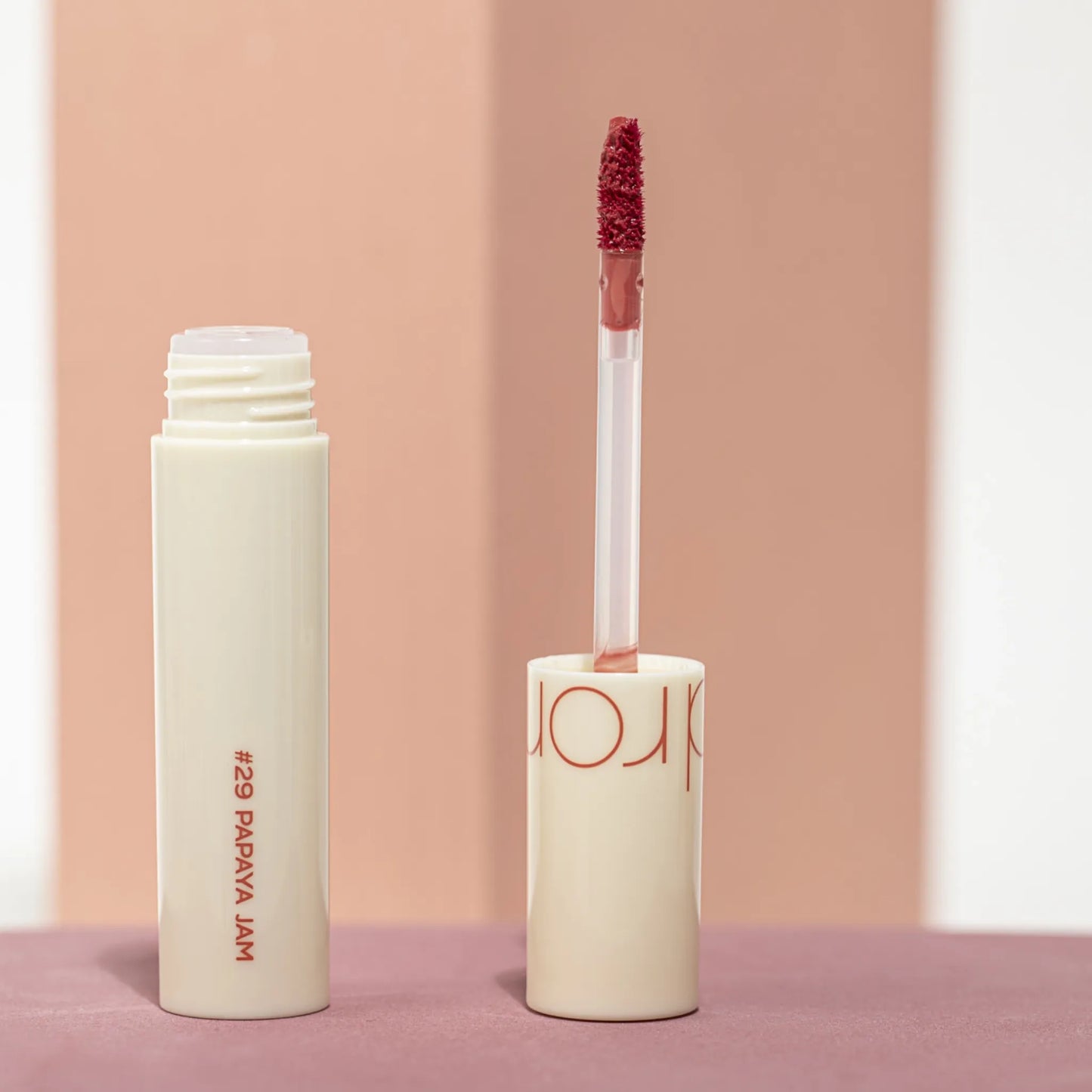 Rom&nd Juicy Lasting Tint Permanent Lip Tint - 29 Papaya Jam 5.5g, με το προϊόν να διακρίνεται, χαρίζει φυσικό, φρέσκο χρώμα με απαλή υφή.