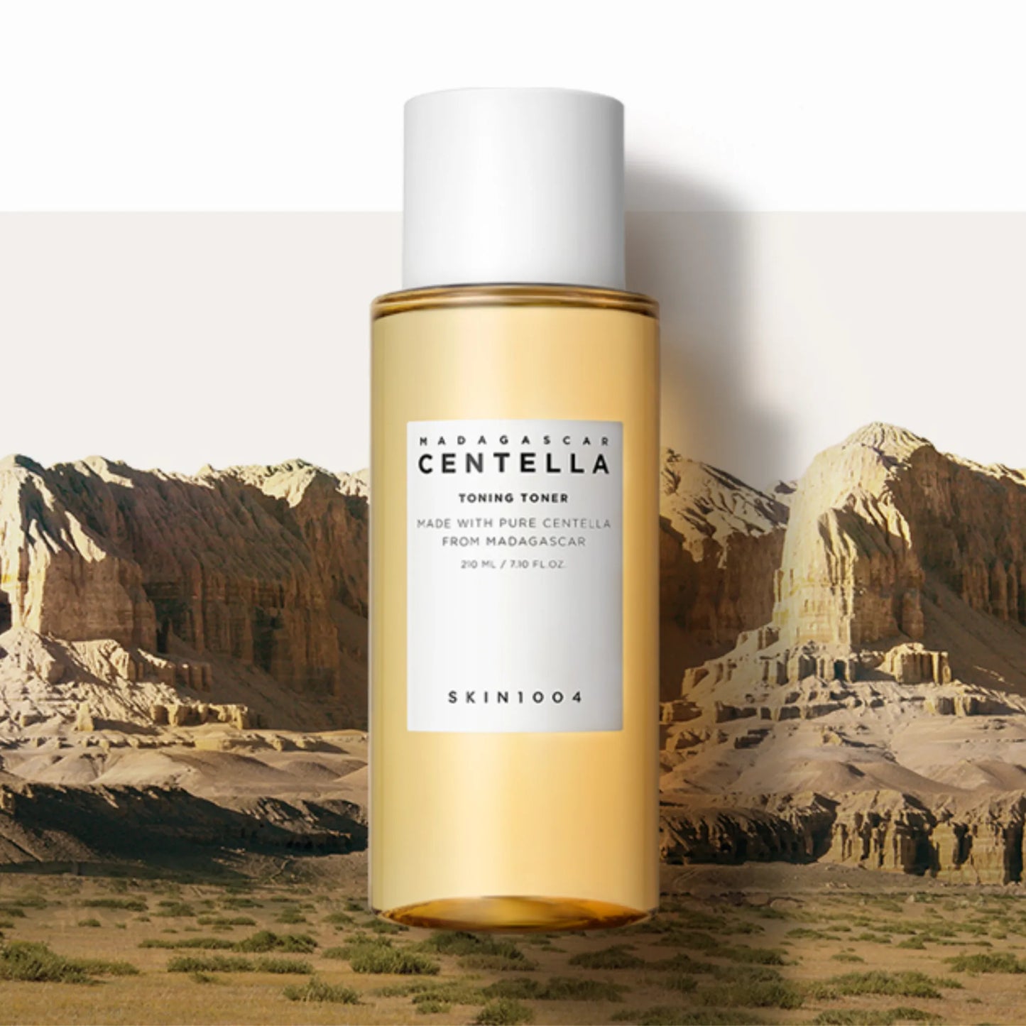 Skin1004 Madagascar Centella Toning Toner 30ml, με το μπουκάλι να φαίνεται καθαρά, ενισχύει την αναζωογόνηση και ανακουφίζει την ευαίσθητη επιδερμίδα.