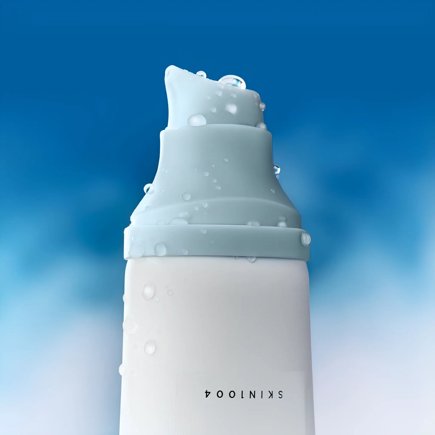 Skin1004 Madagascar Centella Hyalu Cica Water Fit Sun Serum SPF50+ PA++++ 50ml, με το προϊόν να φαίνεται καθαρά, ενισχύει την υγρασία της επιδερμίδας ενώ προστατεύει από τον ήλιο.