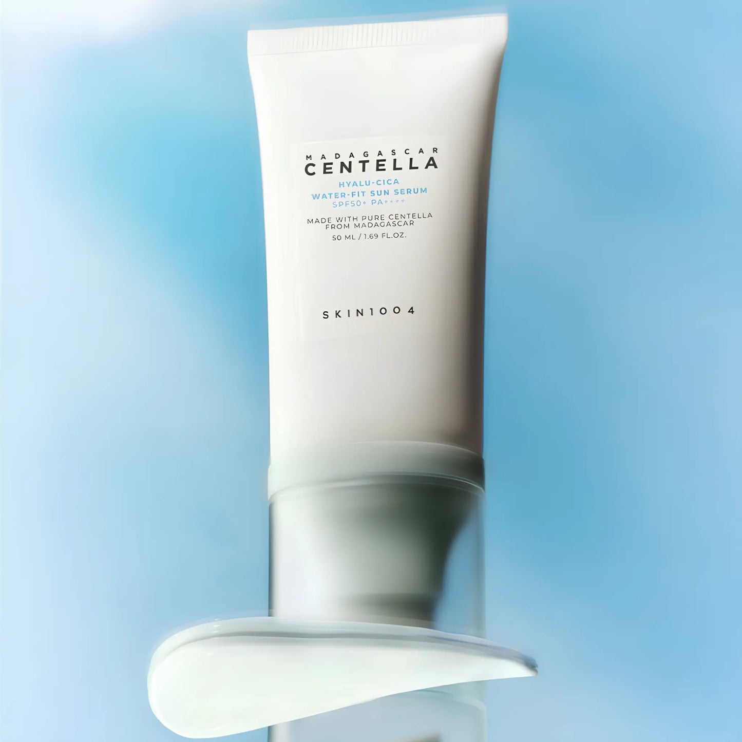 Skin1004 Madagascar Centella Hyalu Cica Water Fit Sun Serum SPF50+ PA++++ 50ml, με τη συσκευασία να ξεχωρίζει, συνδυάζει αντηλιακή προστασία και φροντίδα της επιδερμίδας.