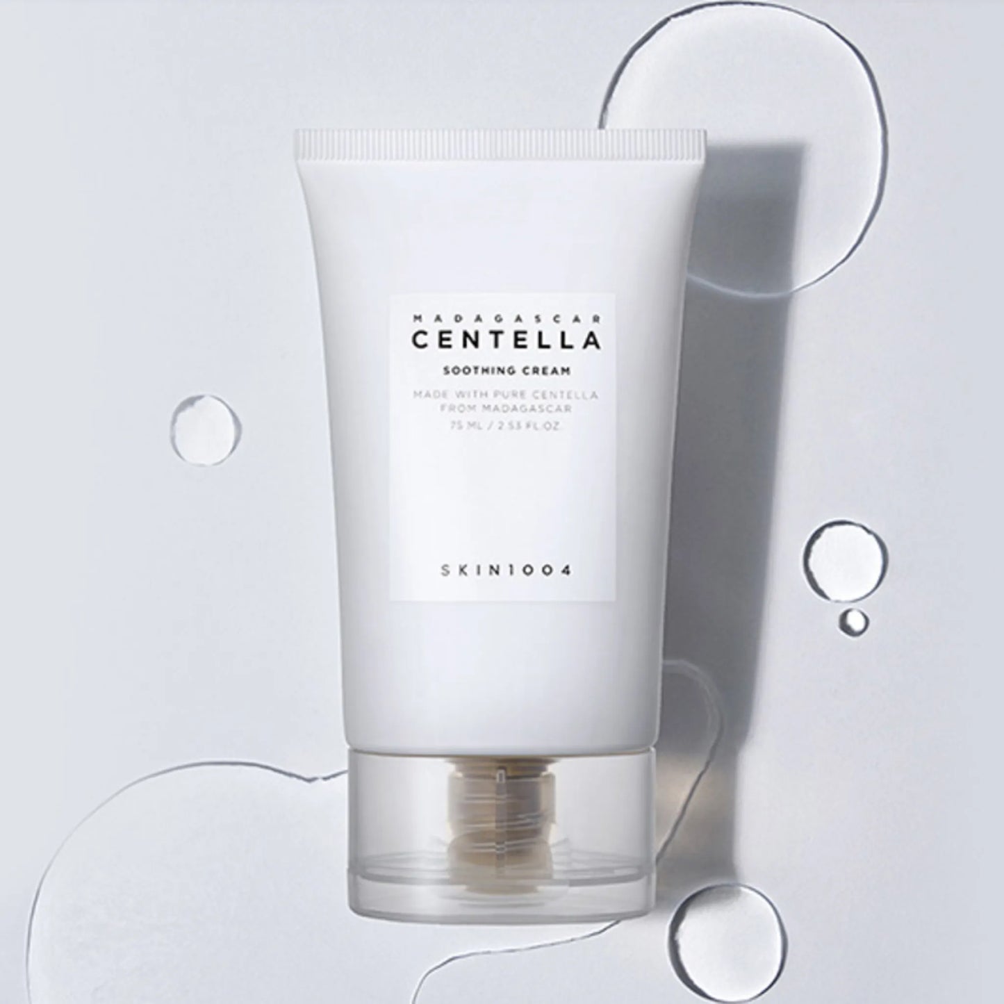 Skin1004 Madagascar Centella Soothing Cream 75ml, με το σωληνάριο να φαίνεται καθαρά, καταπραΰνει και ενυδατώνει την επιδερμίδα, αφήνοντας αίσθηση δροσιάς.