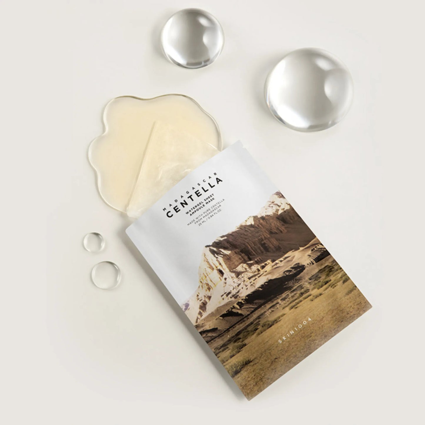 Skin1004 Madagascar Centella Watergel Sheet Ampoule Mask, με τη συσκευασία να φαίνεται καθαρά, προσφέρει εντατική ενυδάτωση και ανακούφιση στην επιδερμίδα.