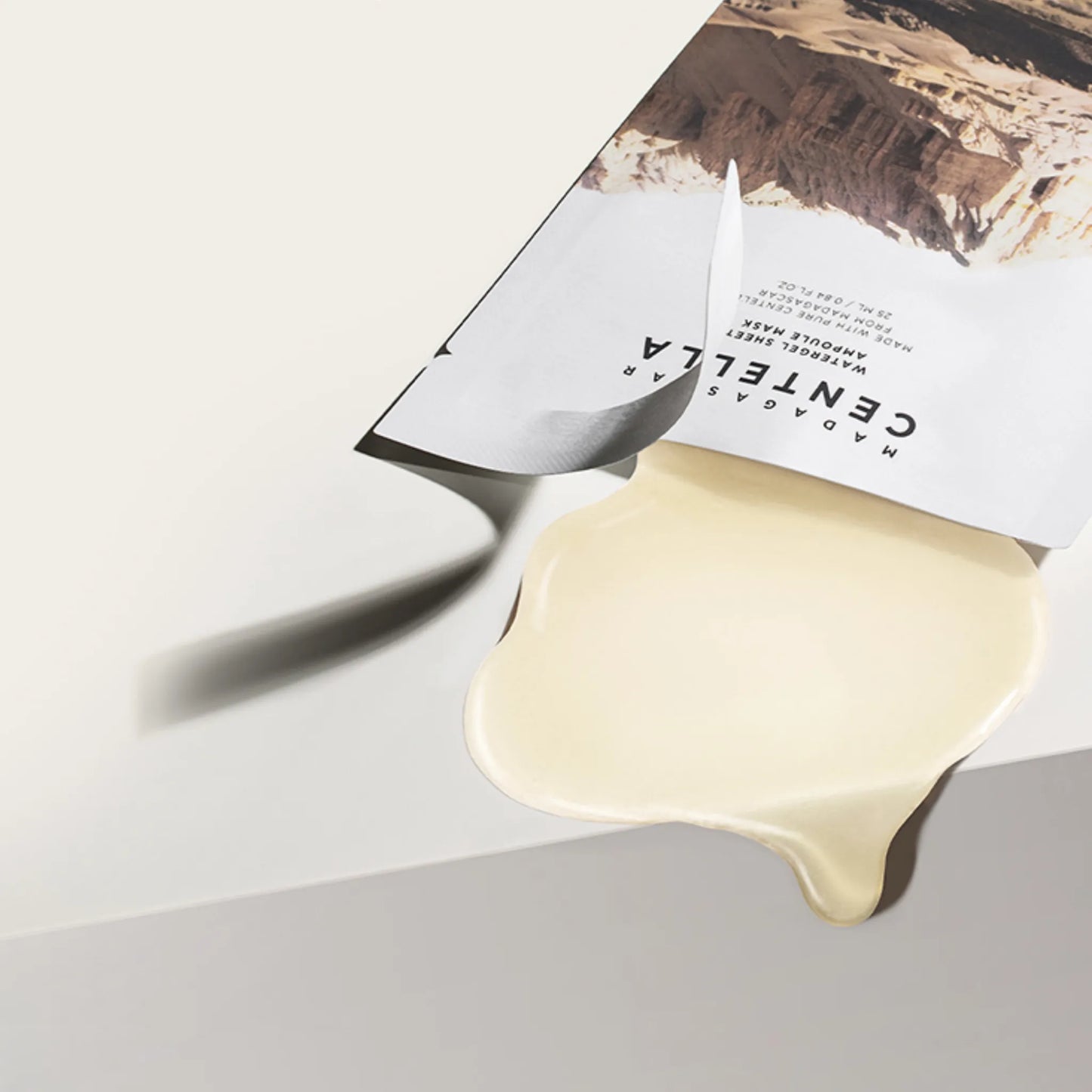 Skin1004 Madagascar Centella Watergel Sheet Ampoule Mask, με το προϊόν να διακρίνεται, ενισχύει την αναζωογόνηση και καταπραΰνει το δέρμα.