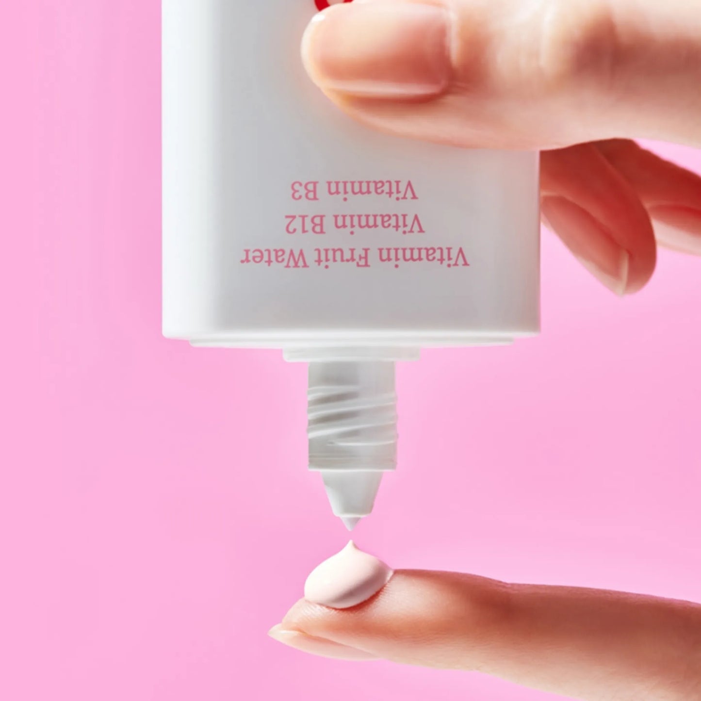 TOCOBO Vita Tone Up Sun Cream SPF50+ PA++++ 50ml, με το προϊόν να ξεχωρίζει, προσφέρει υψηλή προστασία από την UV ακτινοβολία ενώ φωτίζει και λειαίνει την επιδερμίδα.