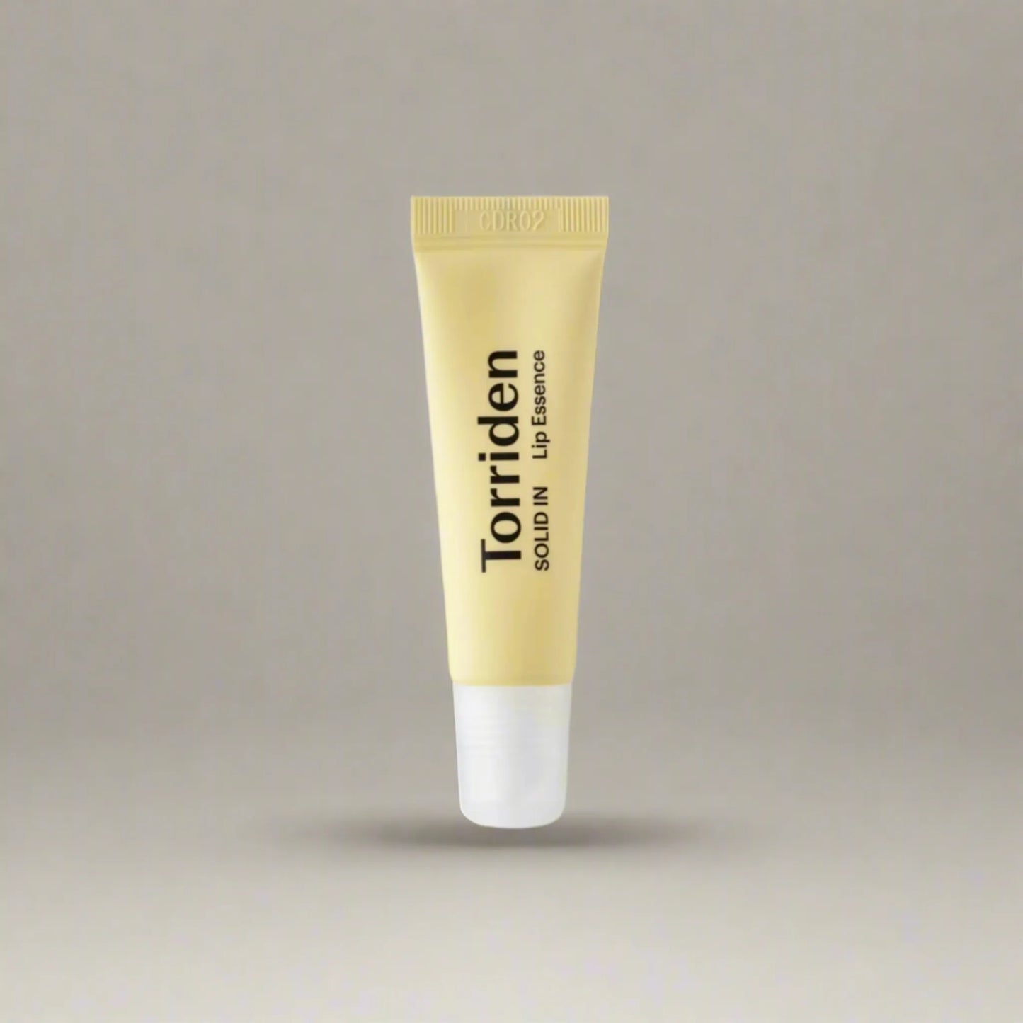 Torriden SOLID IN Ceramide Lip Essence 11ml, με τη συσκευασία να φαίνεται καθαρά, προσφέρει ενυδάτωση και προστασία στα χείλη με κεραμίδια, αφήνοντας τα απαλά και λεία.
