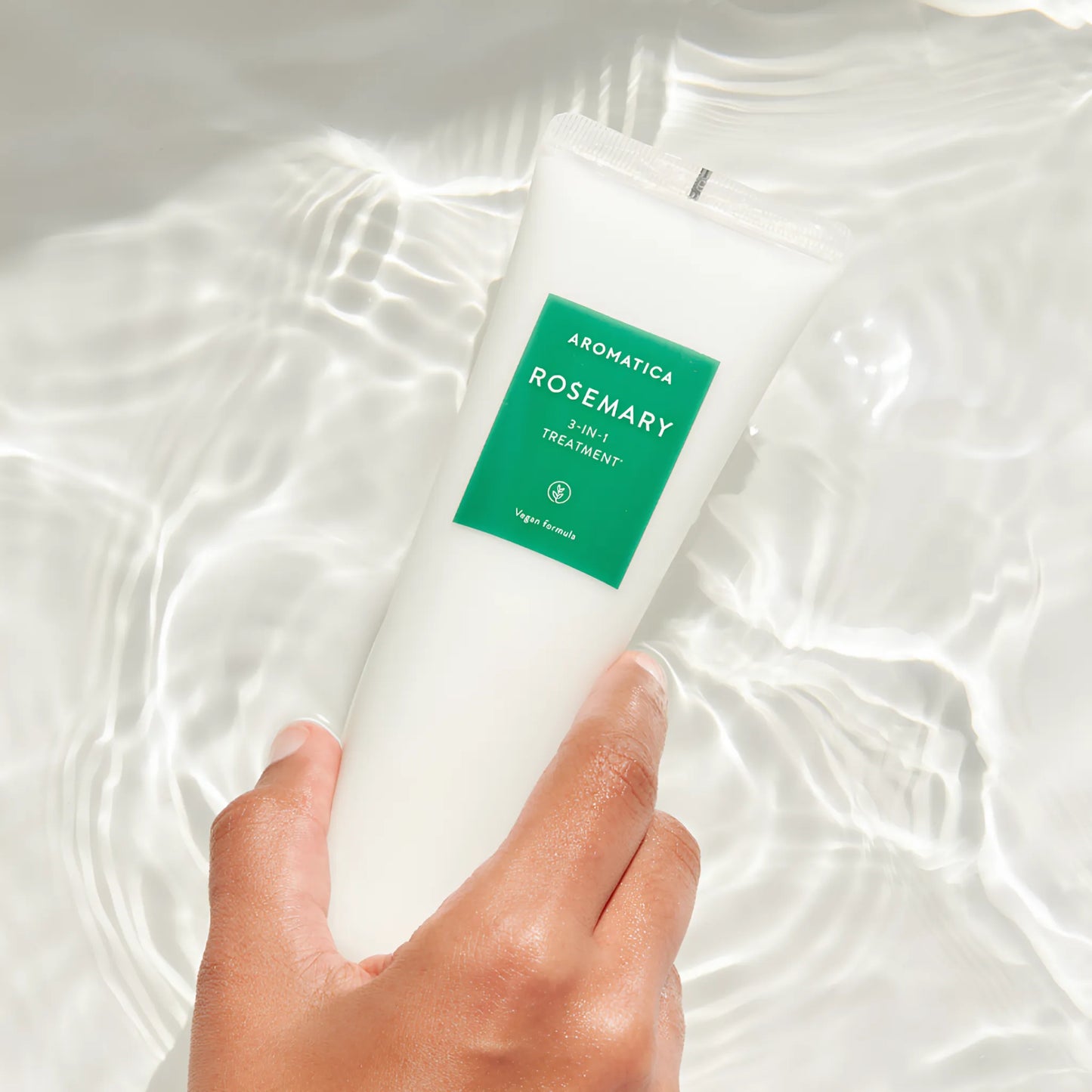 Aromatica Rosemary Scalp 3-in-1 Treatment Rosemary Hair Conditioner 160ml, με κομψή συσκευασία, εμπλουτισμένο με εκχυλίσματα δενδρολίβανου για ενδυνάμωση και θρέψη του τριχωτού της κεφαλής και των μαλλιών.