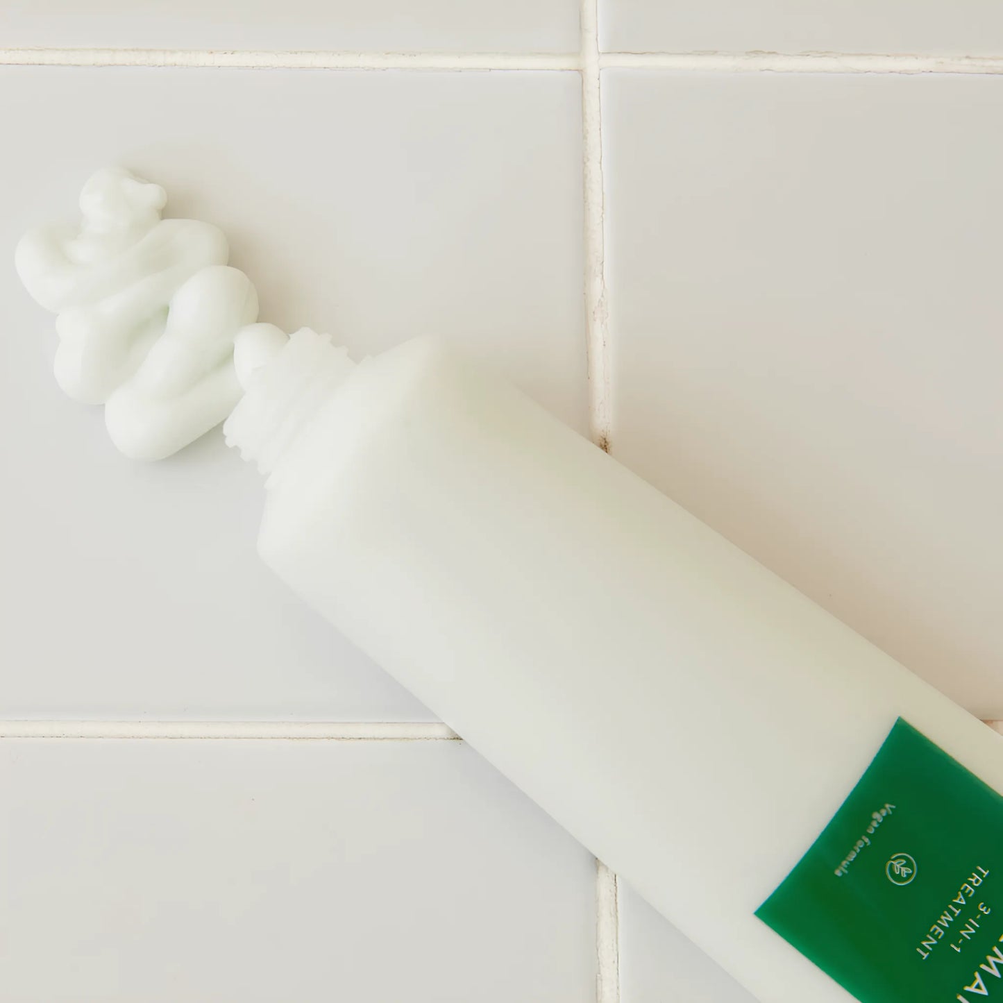 Aromatica Rosemary Scalp 3-in-1 Treatment Hair Conditioner 160ml, με κομψή συσκευασία, εμπλουτισμένο με εκχυλίσματα δενδρολίβανου, με την απαλή, κρεμώδη υφή του να φαίνεται απλωμένη σε λεία επιφάνεια, αναδεικνύοντας τη θρεπτική του σύνθεση.