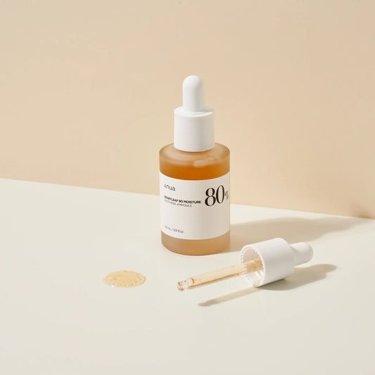 Minimal αισθητική παρουσίαση του Anua Heartleaf 80% Soothing Ampoule με φυσικά στοιχεία