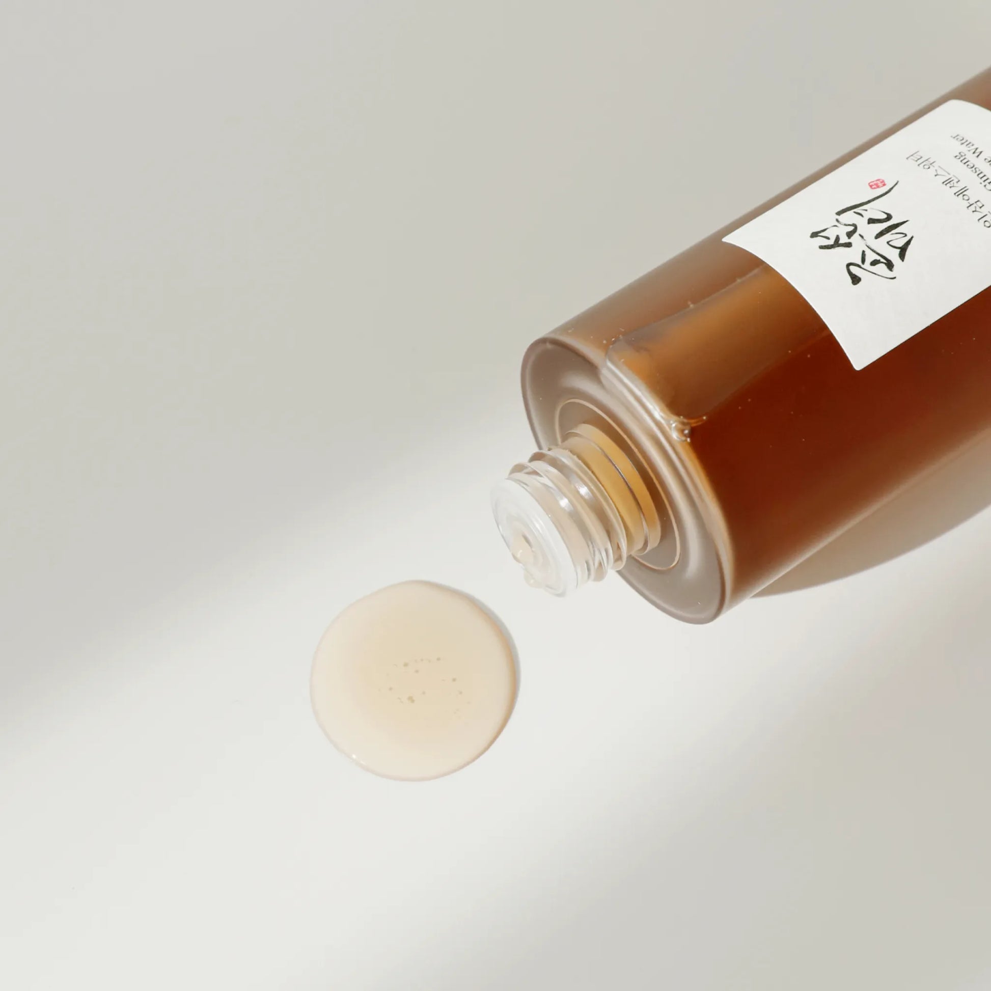 Beauty of Joseon Ginseng Essence Water 40ml, με υφή νερού που απλώνεται ομοιόμορφα, βοηθά στην ενίσχυση της φωτεινότητας και της απαλότητας της επιδερμίδας.