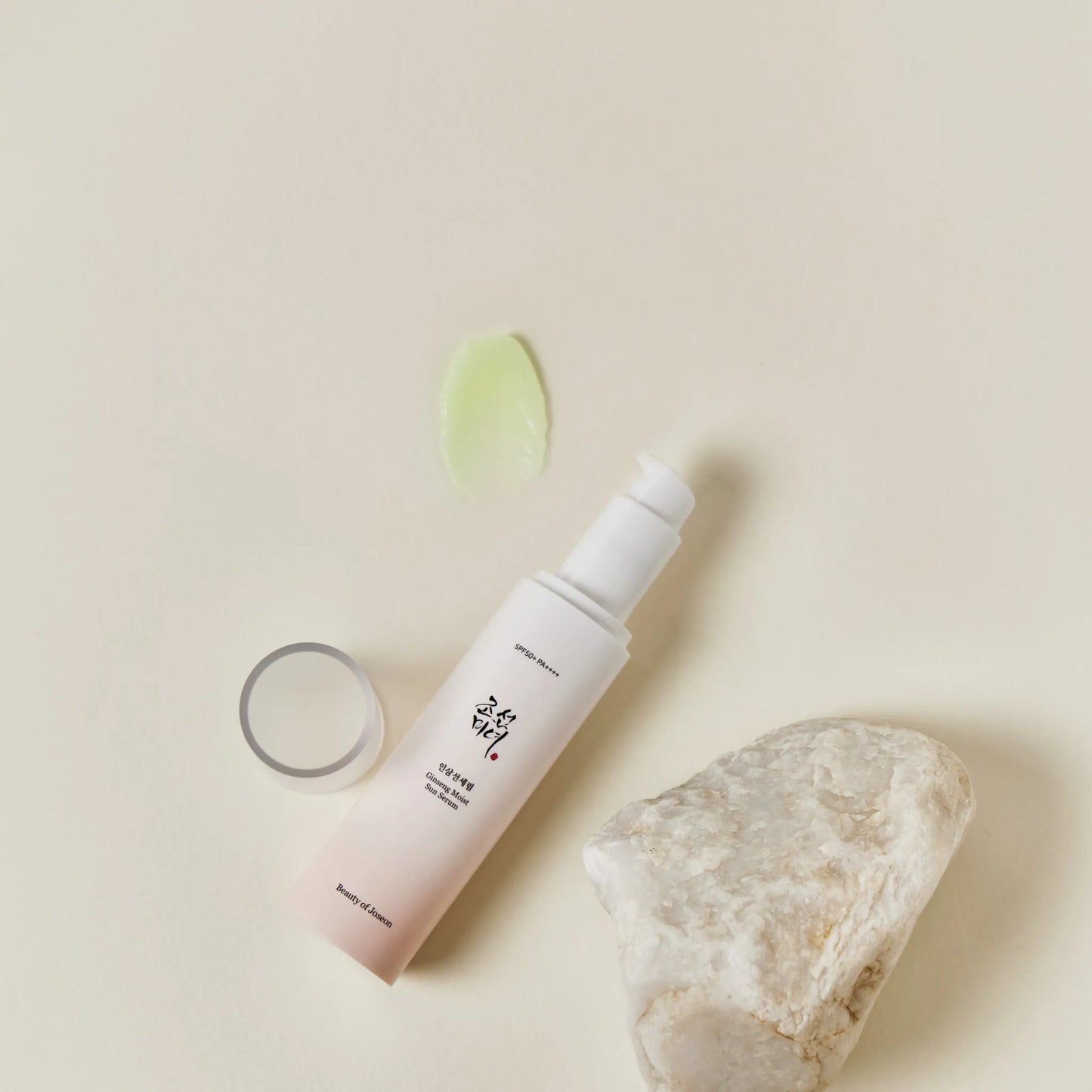 Beauty of Joseon Ginseng Sun Serum SPF50+ PA++++ 50ml, με κομψή συσκευασία, προσφέρει υψηλή προστασία από τον ήλιο και ενυδάτωση.