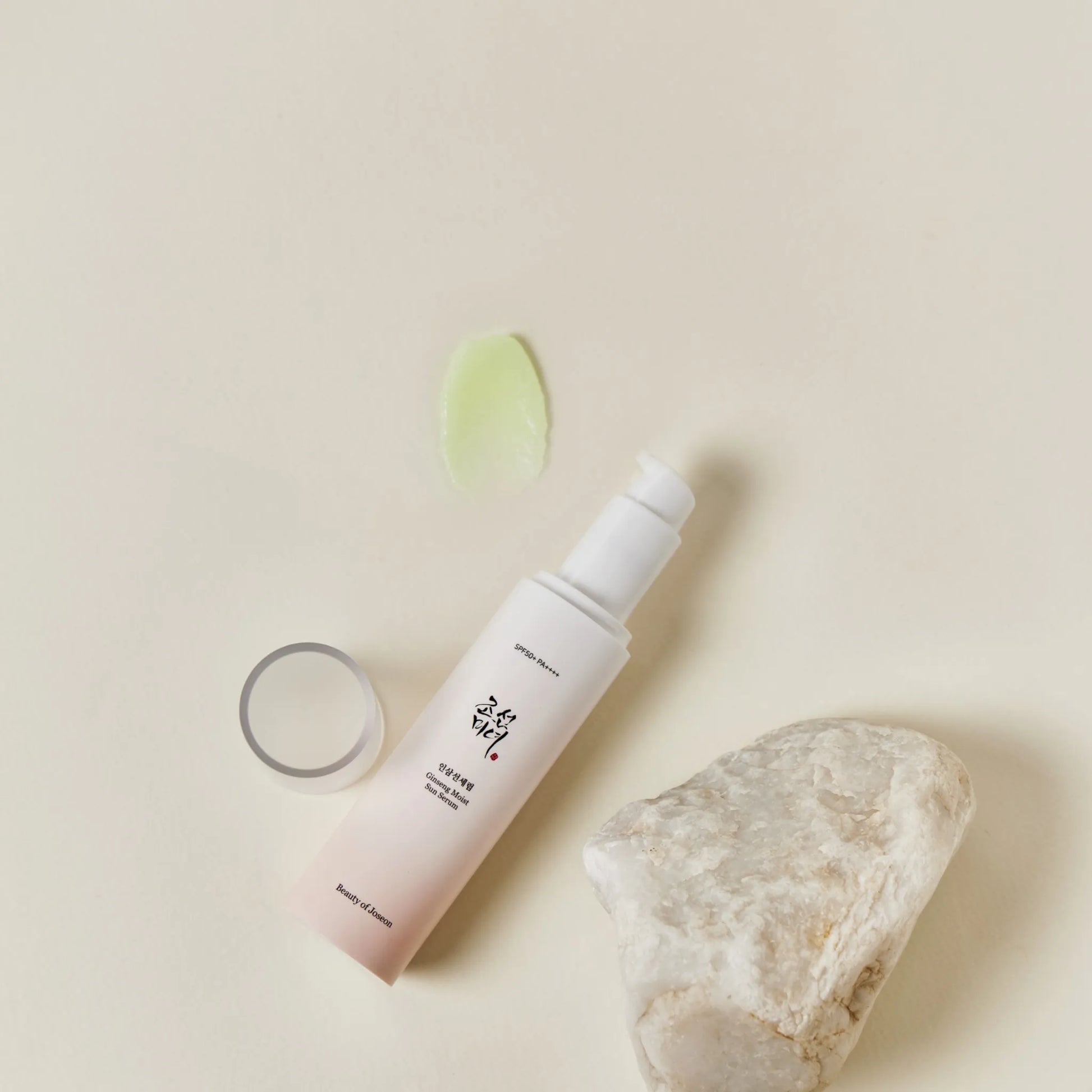 Beauty of Joseon Ginseng Sun Serum SPF50+ PA++++ 50ml, με κομψή συσκευασία, προσφέρει υψηλή προστασία από τον ήλιο και ενυδάτωση.