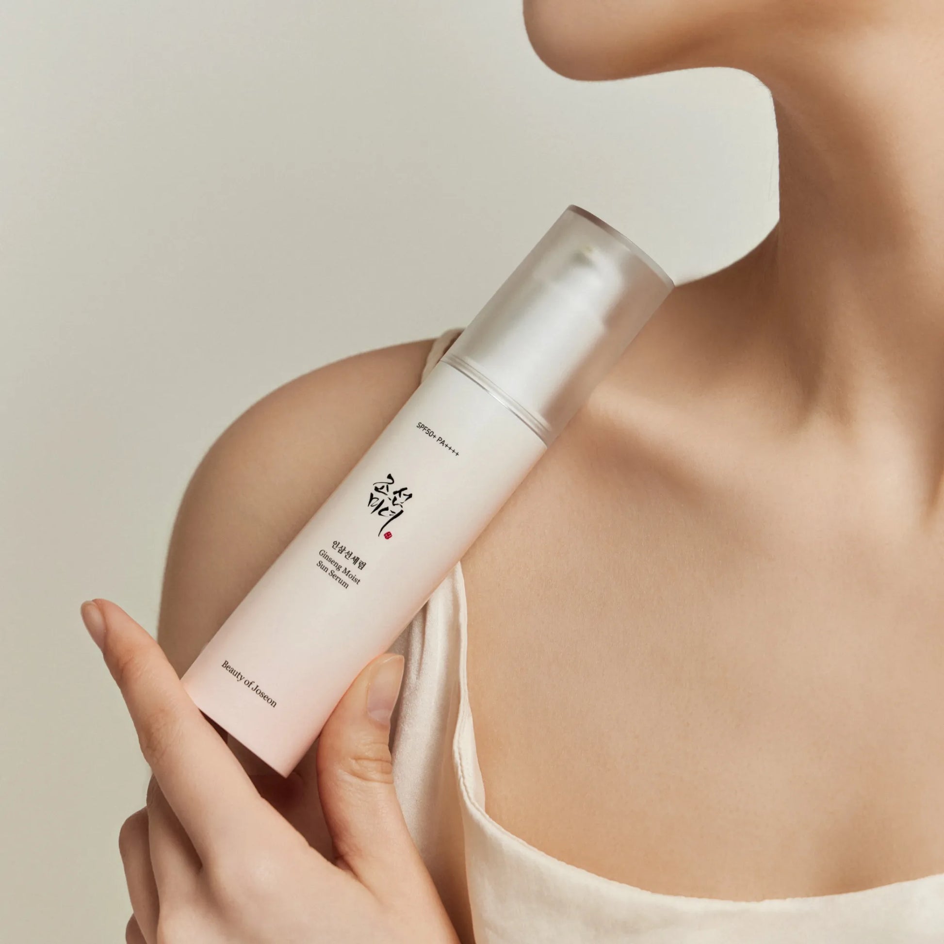 Beauty of Joseon Ginseng Sun Serum SPF50+ PA++++ 50ml, με κομψή συσκευασία, προσφέρει υψηλή προστασία από τον ήλιο και ενυδάτωση.