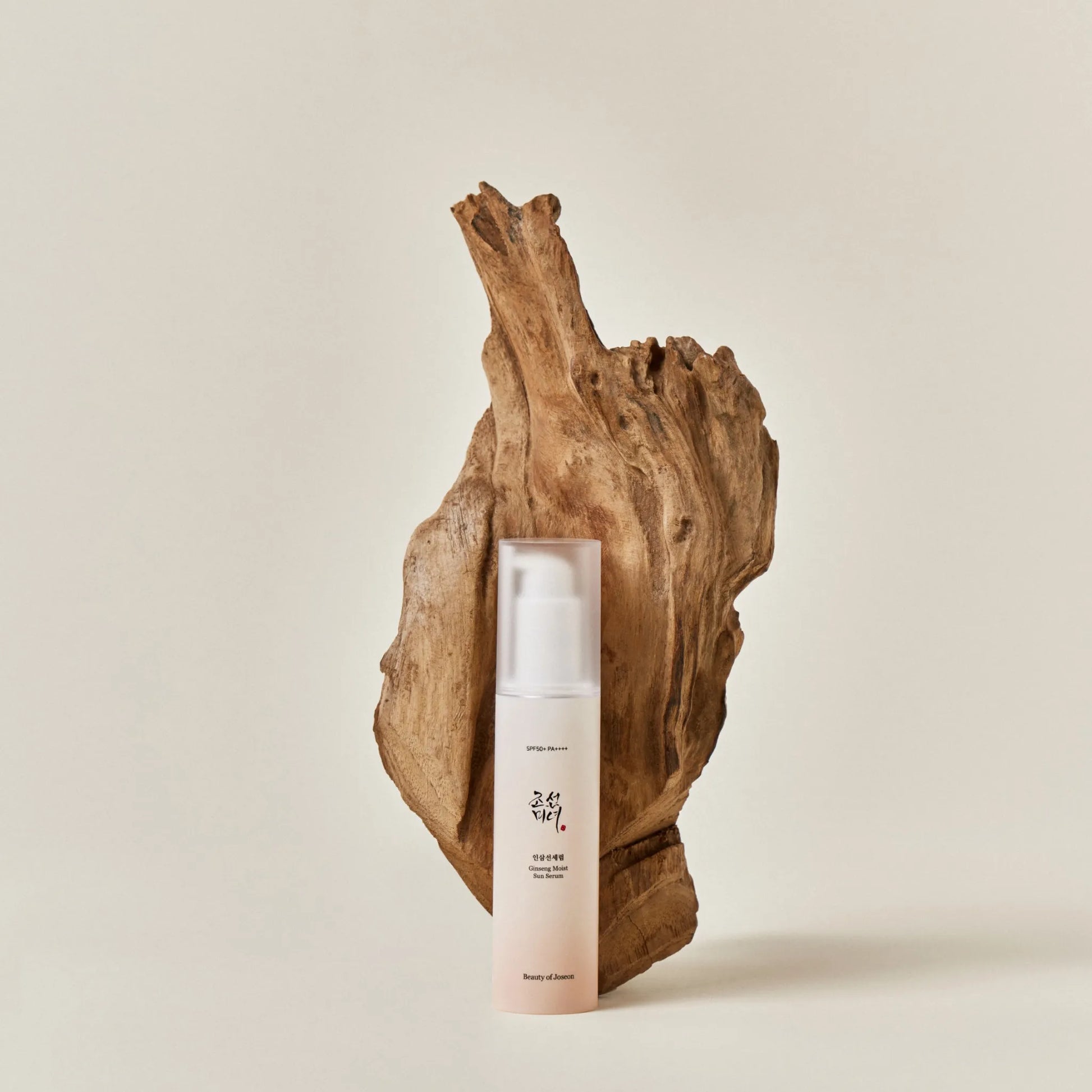 Beauty of Joseon Ginseng Sun Serum SPF50+ PA++++ 50ml, με κομψή συσκευασία, προσφέρει υψηλή προστασία από τον ήλιο και ενυδάτωση.