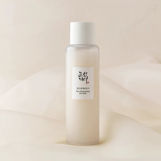 Beauty of Joseon Glow Replenishing Rice Milk 150ml, με κομψή συσκευασία, η ελαφριά και γαλακτώδης υφή φαίνεται καθαρά απλωμένη, προσφέροντας βαθιά ενυδάτωση και φυσική λάμψη στην επιδερμίδα.