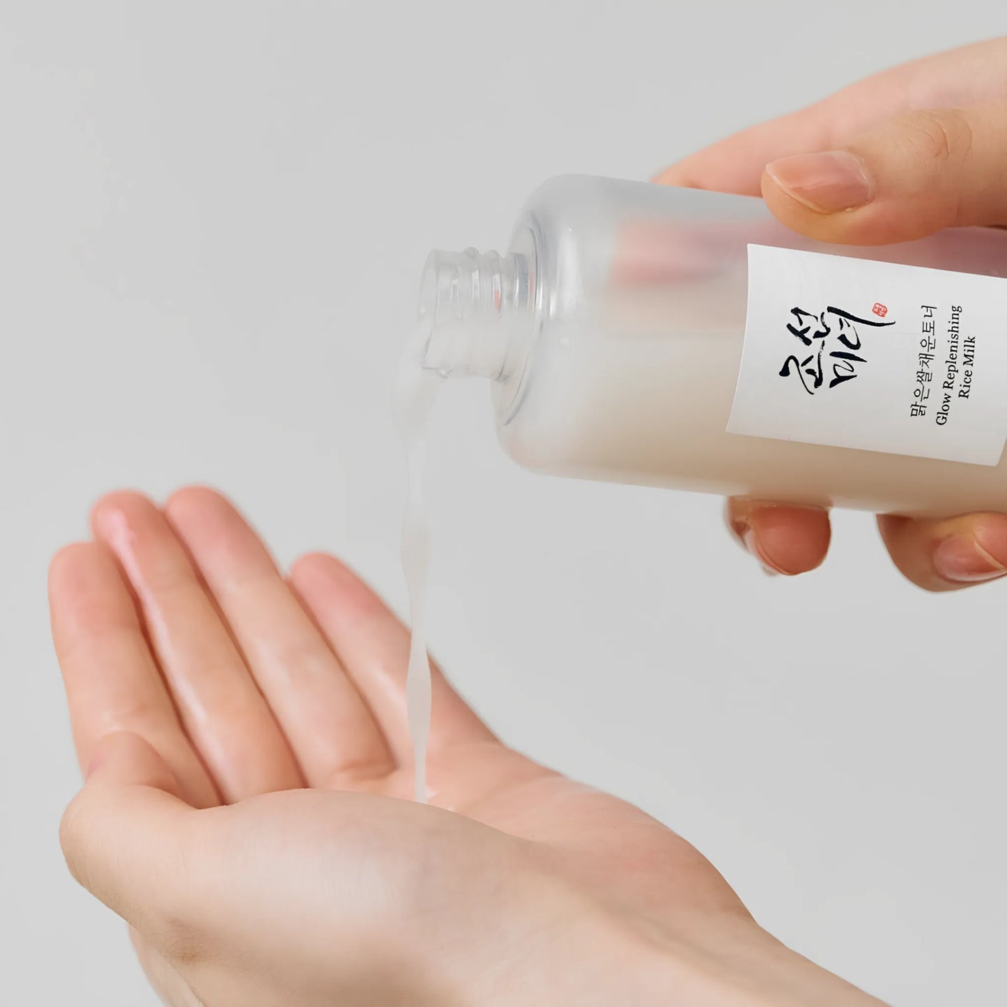 Beauty of Joseon Glow Replenishing Rice Milk 150ml, με την απαλή γαλακτώδη υφή να είναι εμφανής, ενισχύει τη θρέψη και την ομοιόμορφη όψη της επιδερμίδας.