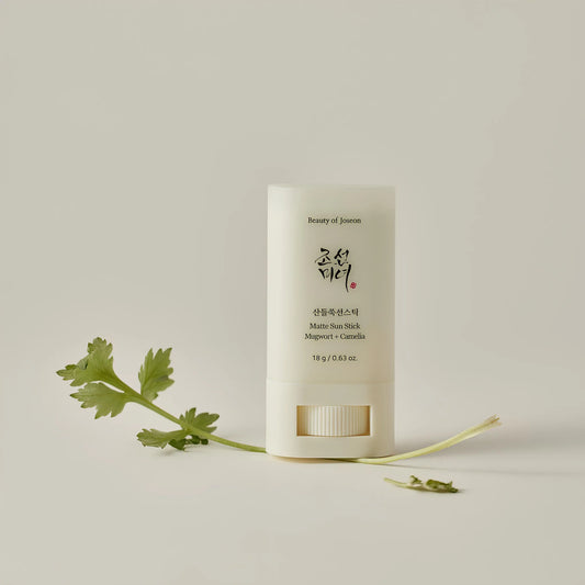 Beauty of Joseon Matte Sun Stick: Mugwort + Camellia 18g, με την ελαφριά και μη λιπαρή υφή του, είναι ιδανικό για γρήγορη εφαρμογή και προστασία από τον ήλιο.