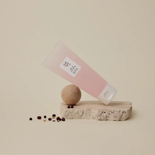 Beauty of Joseon Red Bean Gel πάνω σε καθαρό φόντο με κόκκινα φασόλια