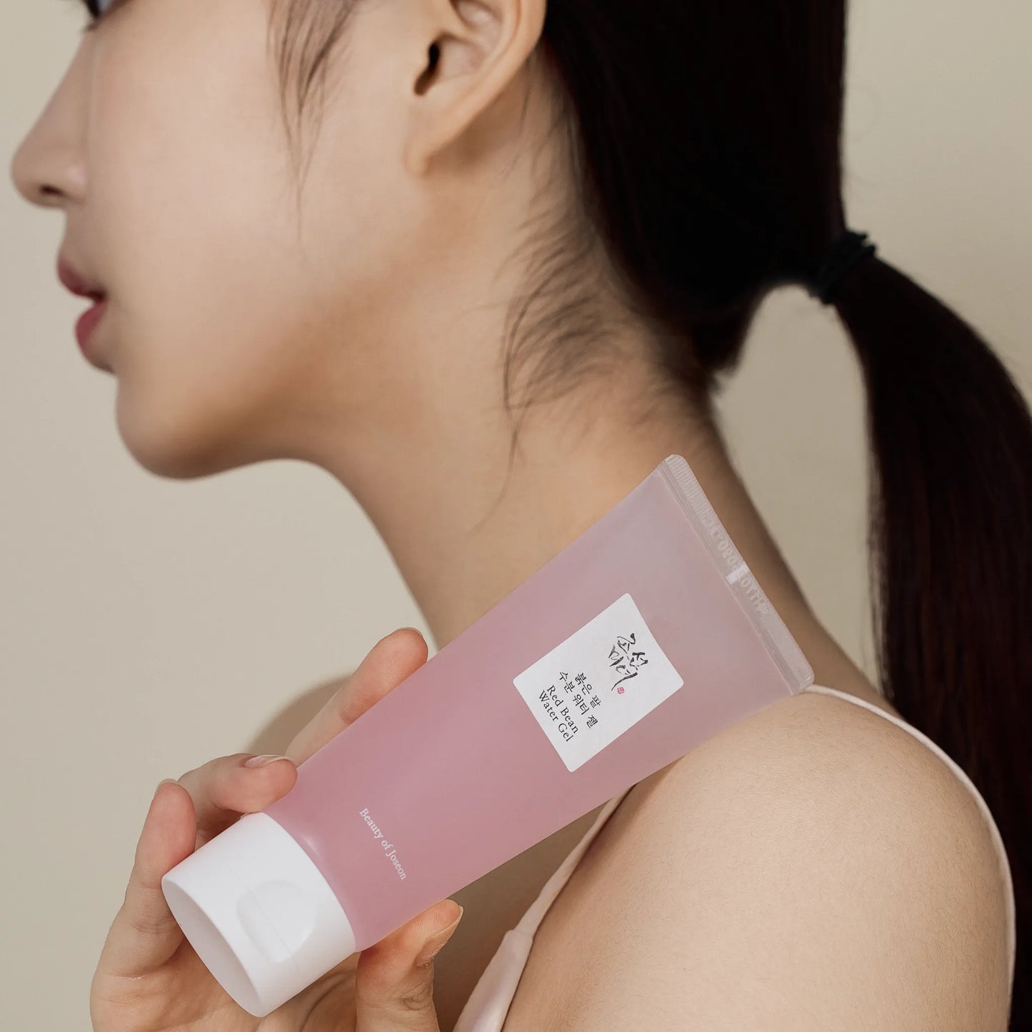 Beauty of Joseon gel σε καθαρό πρόσωπο μοντέλου