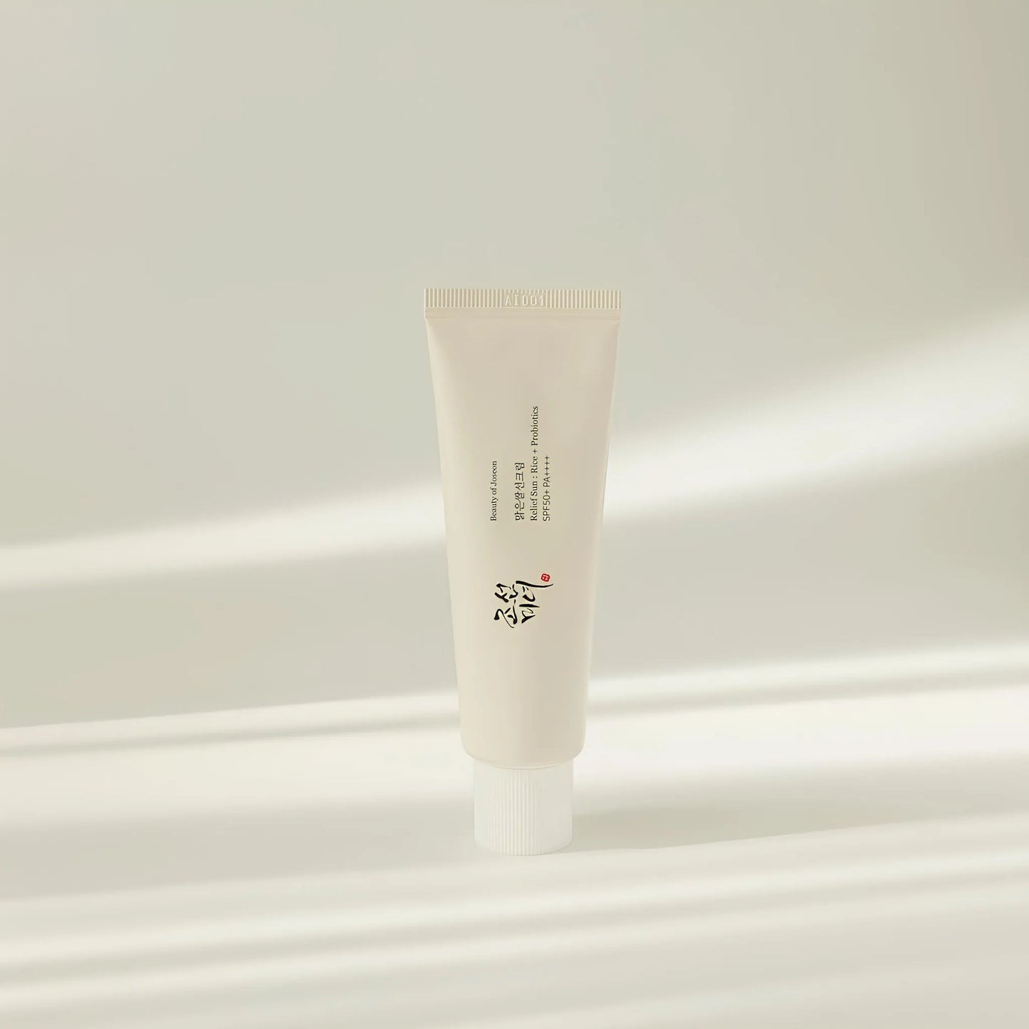 Beauty of Joseon Relief Sun Rice Probiotics SPF50+ PA++++ 50ml, με ελαφριά και μη λιπαρή υφή που απλώνεται εύκολα, προσφέρει υψηλή ηλιοπροστασία χωρίς να αφήνει λιπαρότητα.