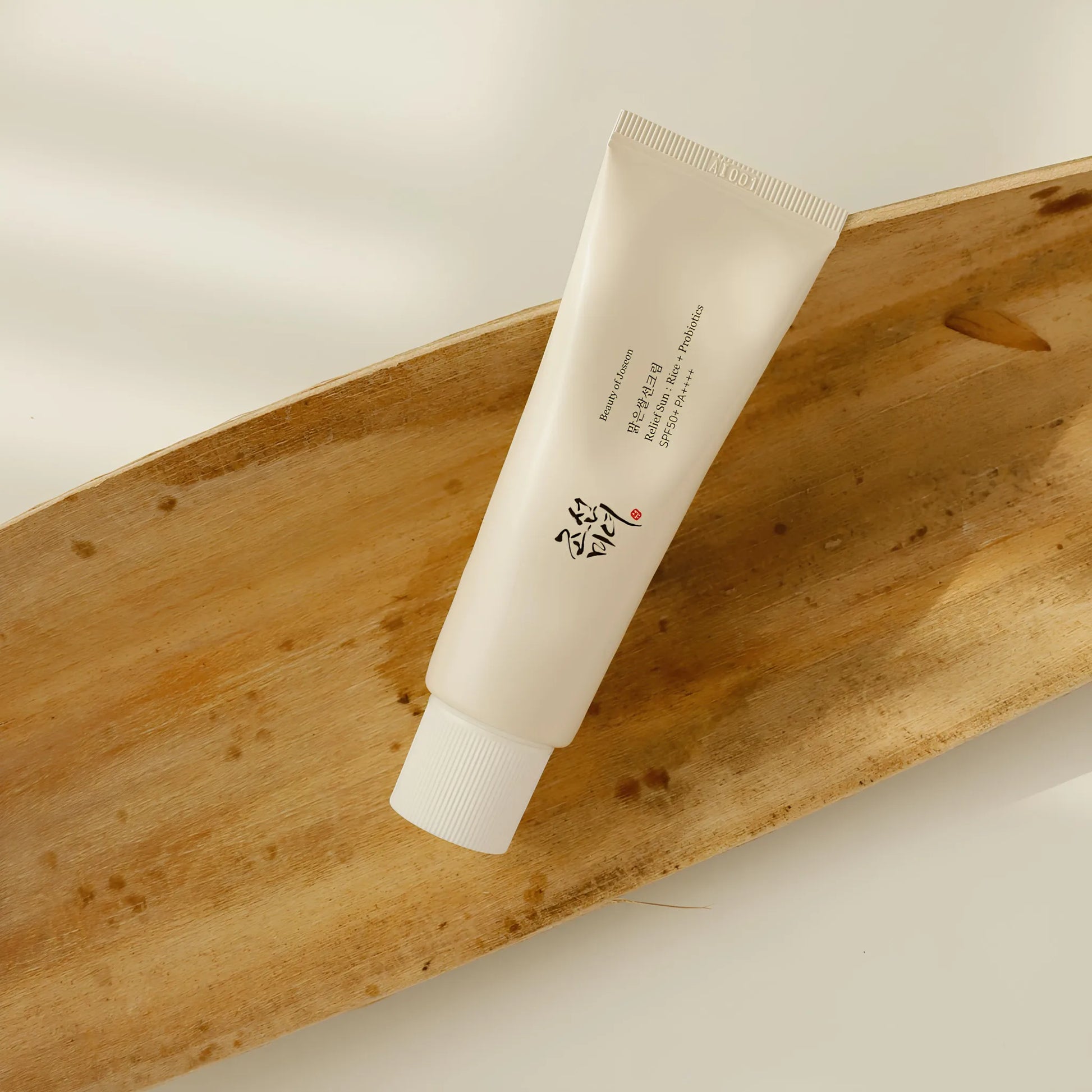 Beauty of Joseon Relief Sun Rice Probiotics SPF50+ PA++++ 50ml, με ελαφριά και μη λιπαρή υφή που απλώνεται εύκολα, προσφέρει υψηλή ηλιοπροστασία χωρίς να αφήνει λιπαρότητα.