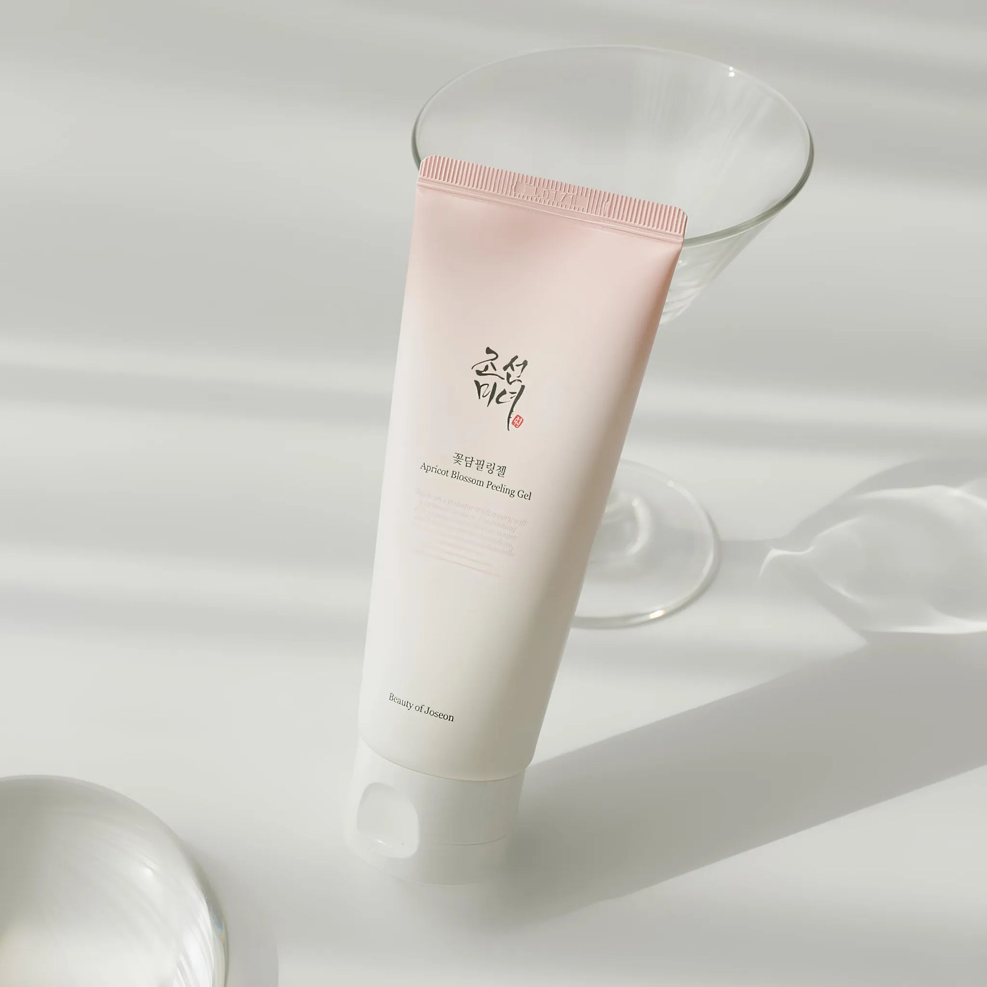 Beauty of Joseon Apricot Blossom Peeling Gel 100ml, με απαλή υφή, η φόρμουλα περιέχει εκχυλίσματα άνθους βερικοκιάς, προσφέροντας απαλή απολέπιση και βελτίωση της υφής της επιδερμίδας.