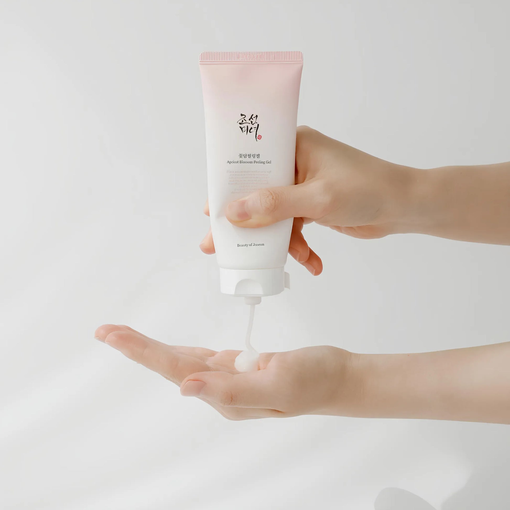 Beauty of Joseon Apricot Blossom Peeling Gel 100ml, με την ελαφριά υφή του peeling gel να είναι εμφανής, ιδανική για απαλή και ήπια απολέπιση της θαμπής επιδερμίδας.