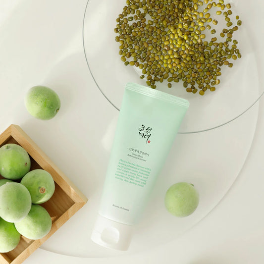 Beauty of Joseon Green Plum Refreshing Cleanser 100ml, με κομψή συσκευασία, ενώ είναι ορατά και τα φρέσκα δαμάσκηνα, προσφέροντας φρεσκάδα και απαλό καθαρισμό στην επιδερμίδα.