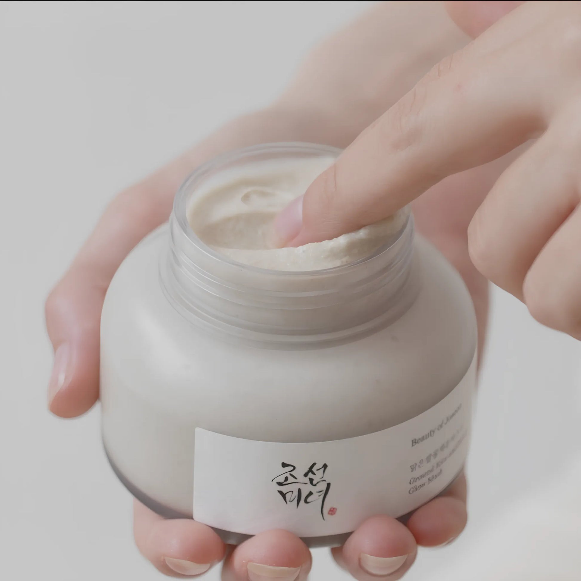Ground Rice and Honey Glow Mask 150ml, κρεμώδη υφή να απλώνεται εύκολα, το ρύζι και το μέλι προσφέρουν απαλή απολέπιση και ενυδάτωση.