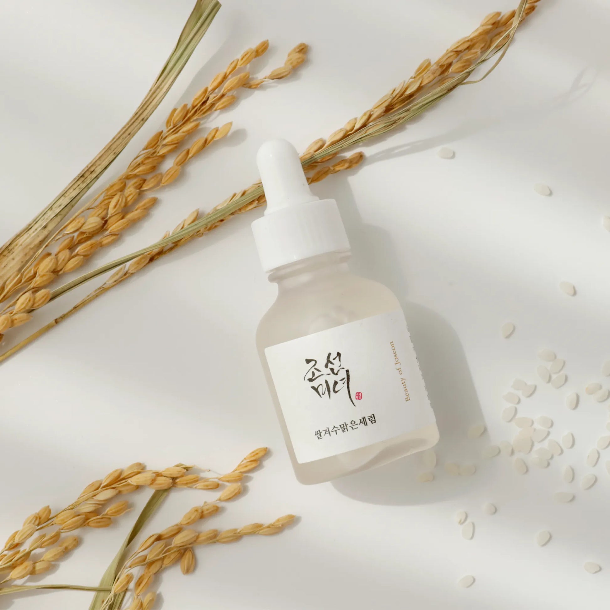 Beauty of Joseon Glow Deep Serum: Rice + Arbutin 30ml, με κομψη συσκευασία, ο ορός ενισχύει τη φωτεινότητα και την ομοιομορφία της επιδερμίδας.
