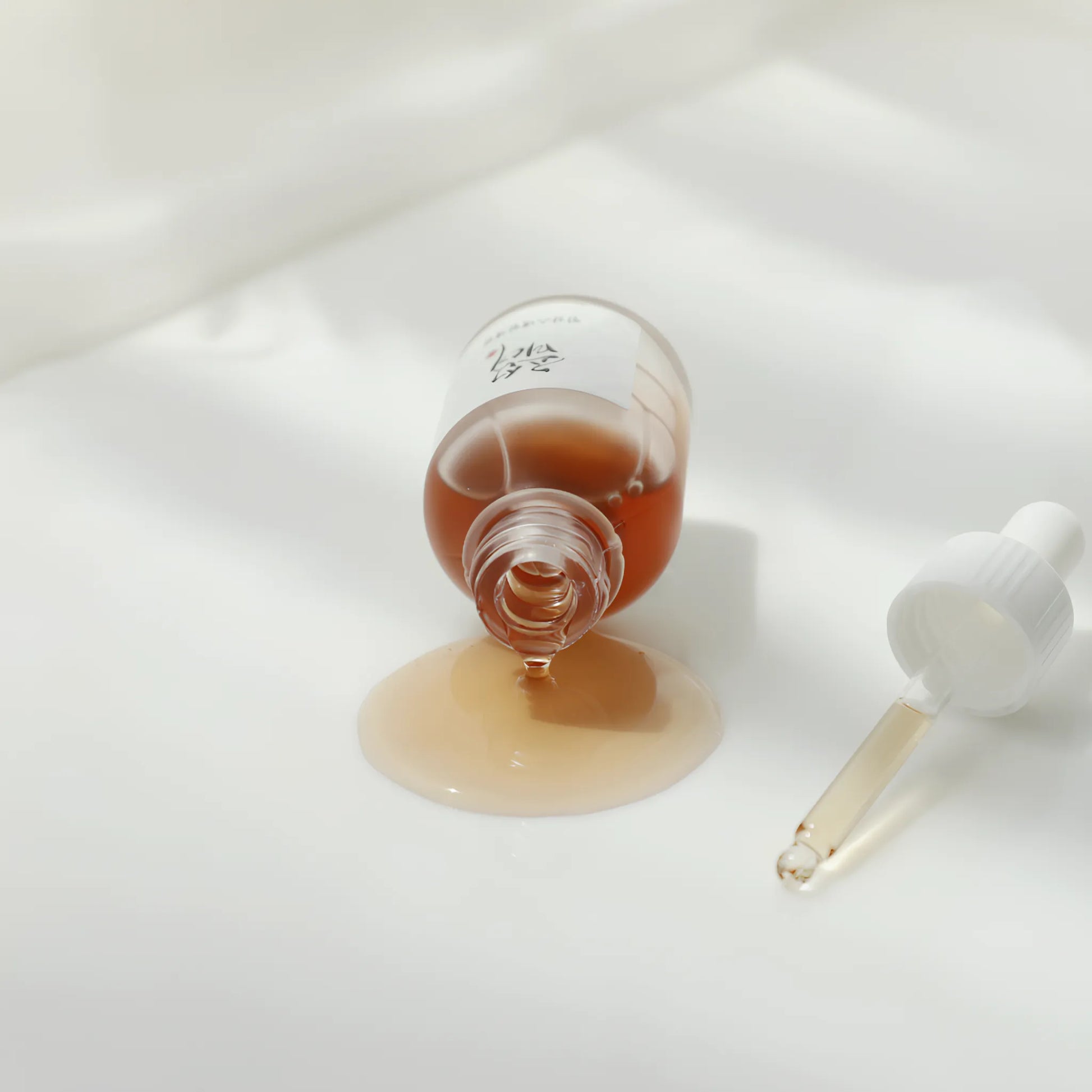 Beauty of Joseon Revive Serum: Ginseng + Snail Mucin 30ml, με ελαφριά και ενυδατική υφή που φαίνεται καθαρά απλωμένη, βοηθά στη βελτίωση της λάμψης και της σφριγηλότητας της επιδερμίδας.