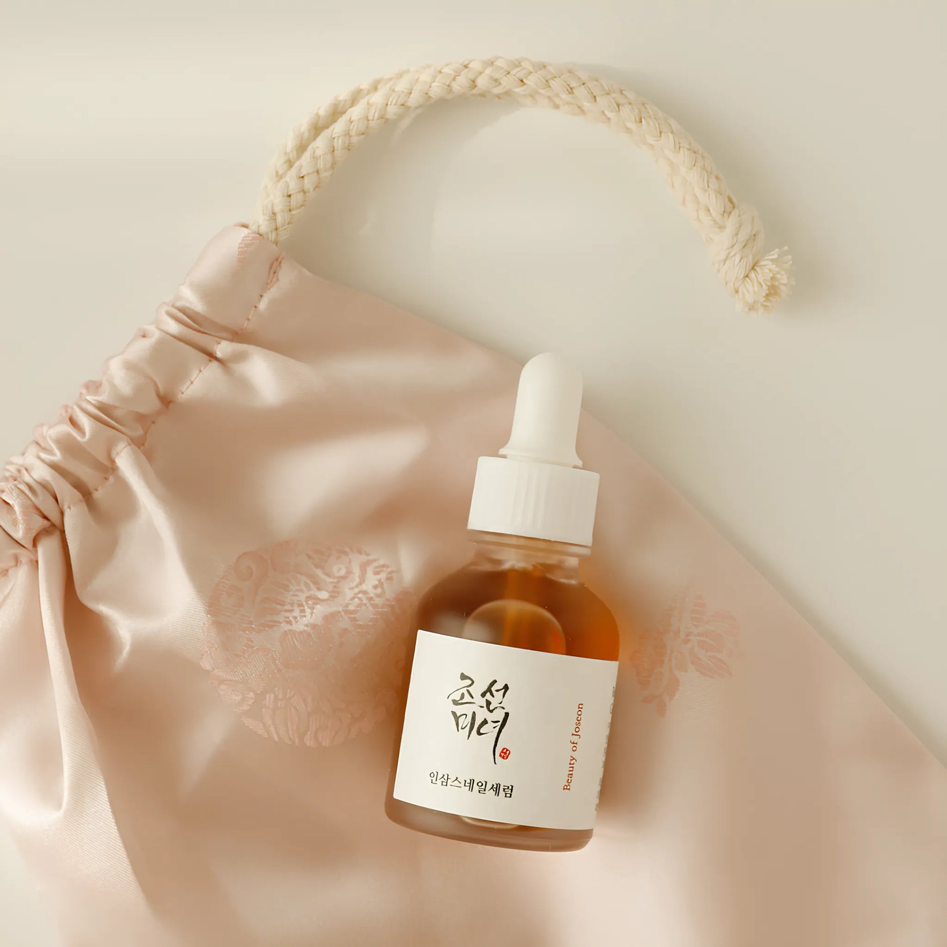 Beauty of Joseon Revive Serum: Ginseng + Snail Mucin 30ml, με ελαφριά και ενυδατική υφή που φαίνεται καθαρά απλωμένη, βοηθά στη βελτίωση της λάμψης και της σφριγηλότητας της επιδερμίδας.